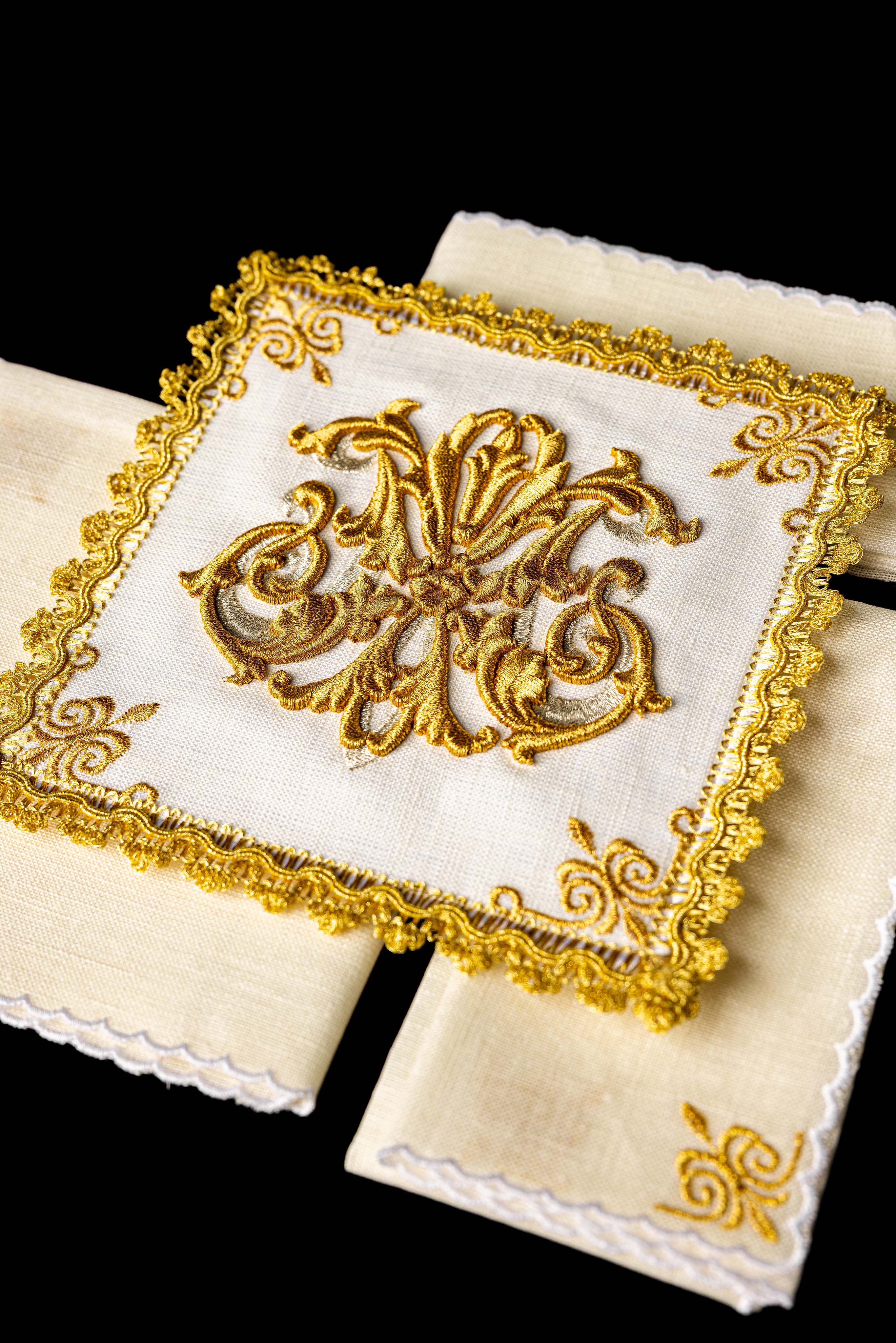 Ensemble de Linge d'autel en lin avec une broderie et des pierres