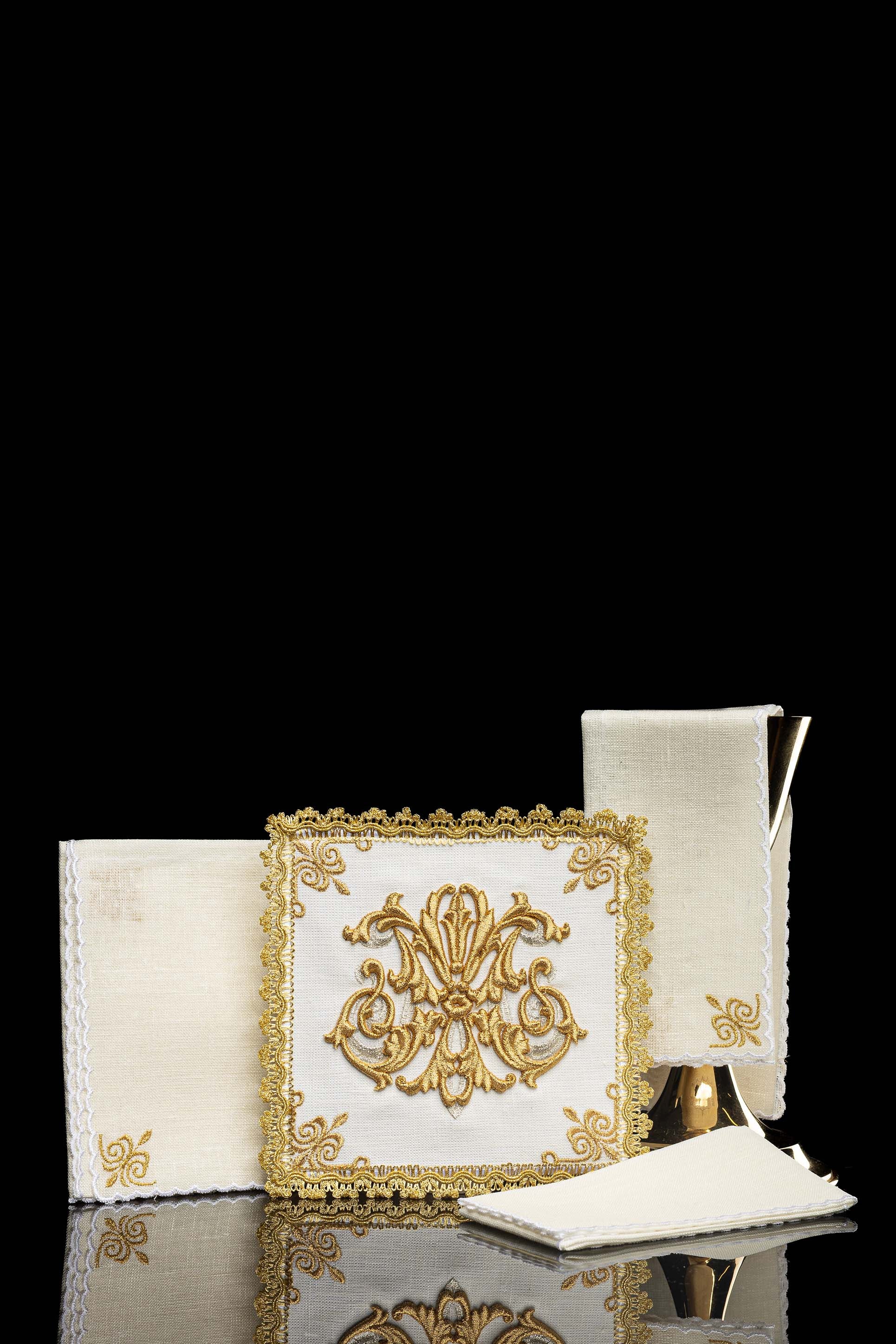 Ensemble de Linge d'autel en lin avec une broderie et des pierres