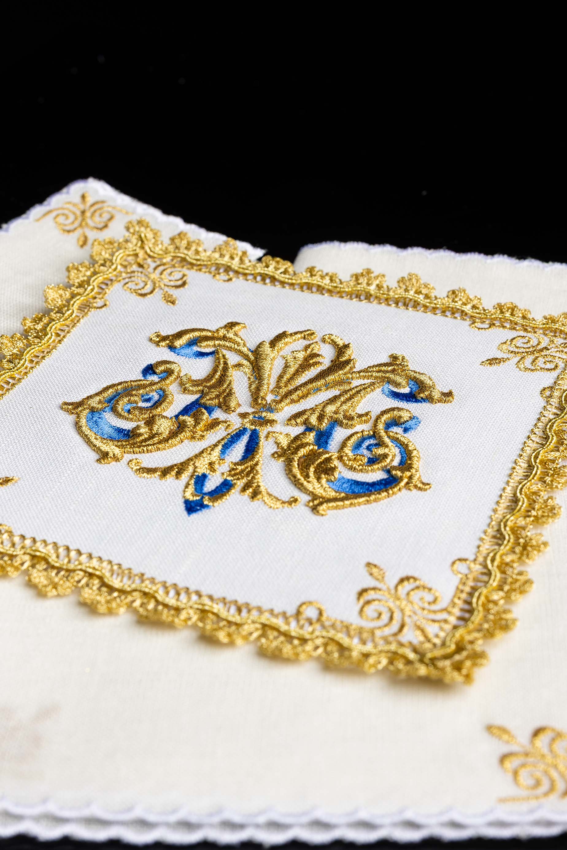 Linge d'autel brodé avec le symbole marial
