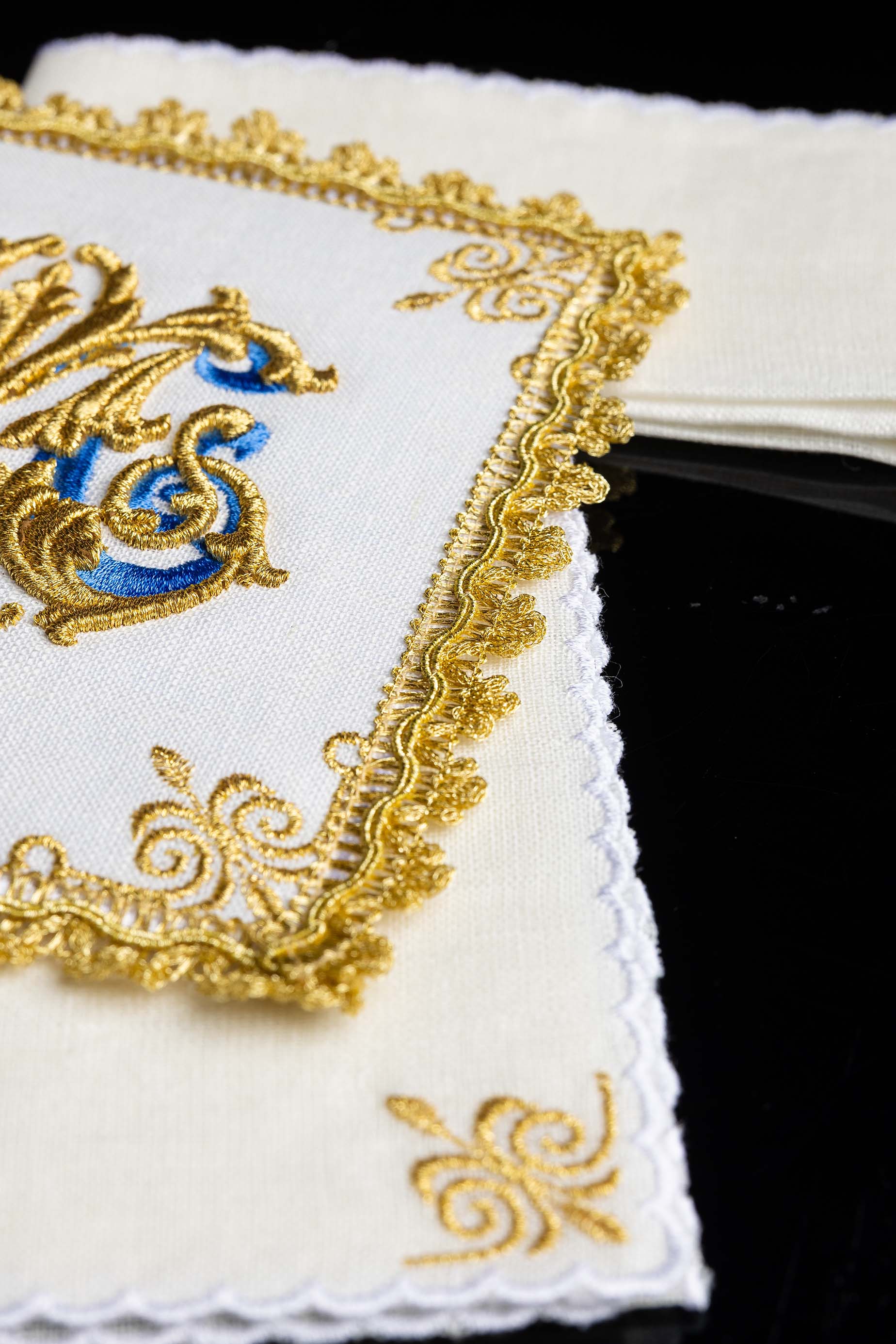Linge d'autel brodé avec le symbole marial