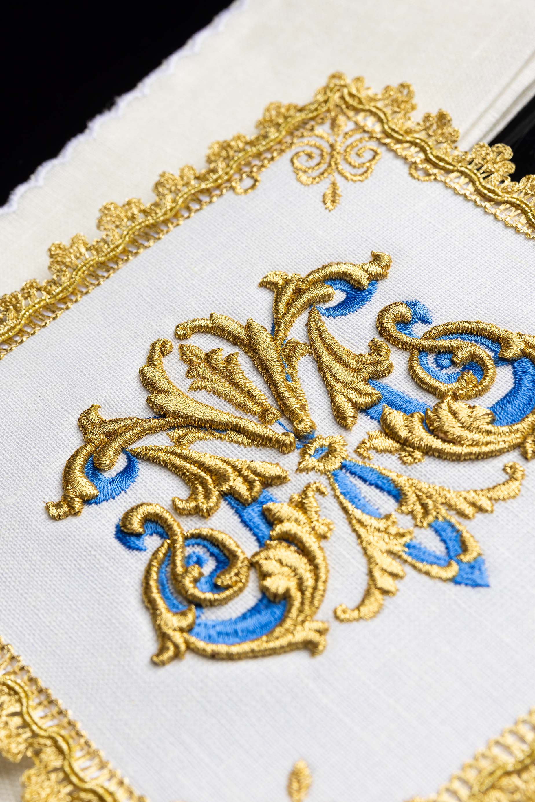 Linge d'autel brodé avec le symbole marial