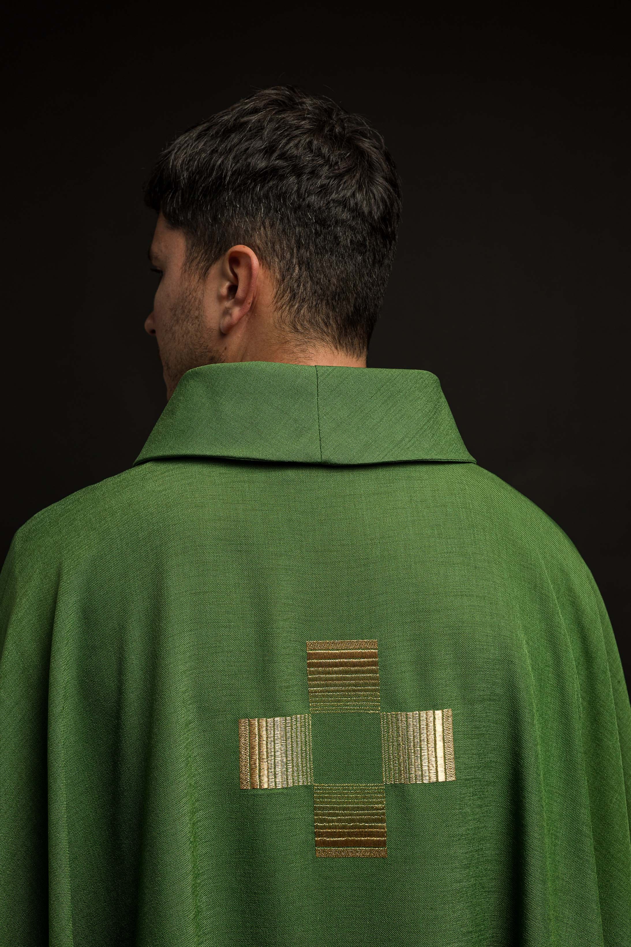 Chasuble avec des Croix brodées en vert