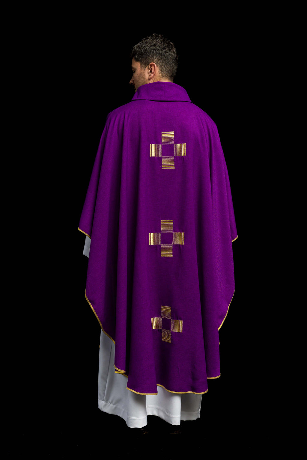 Chasuble avec croix brodées en violet