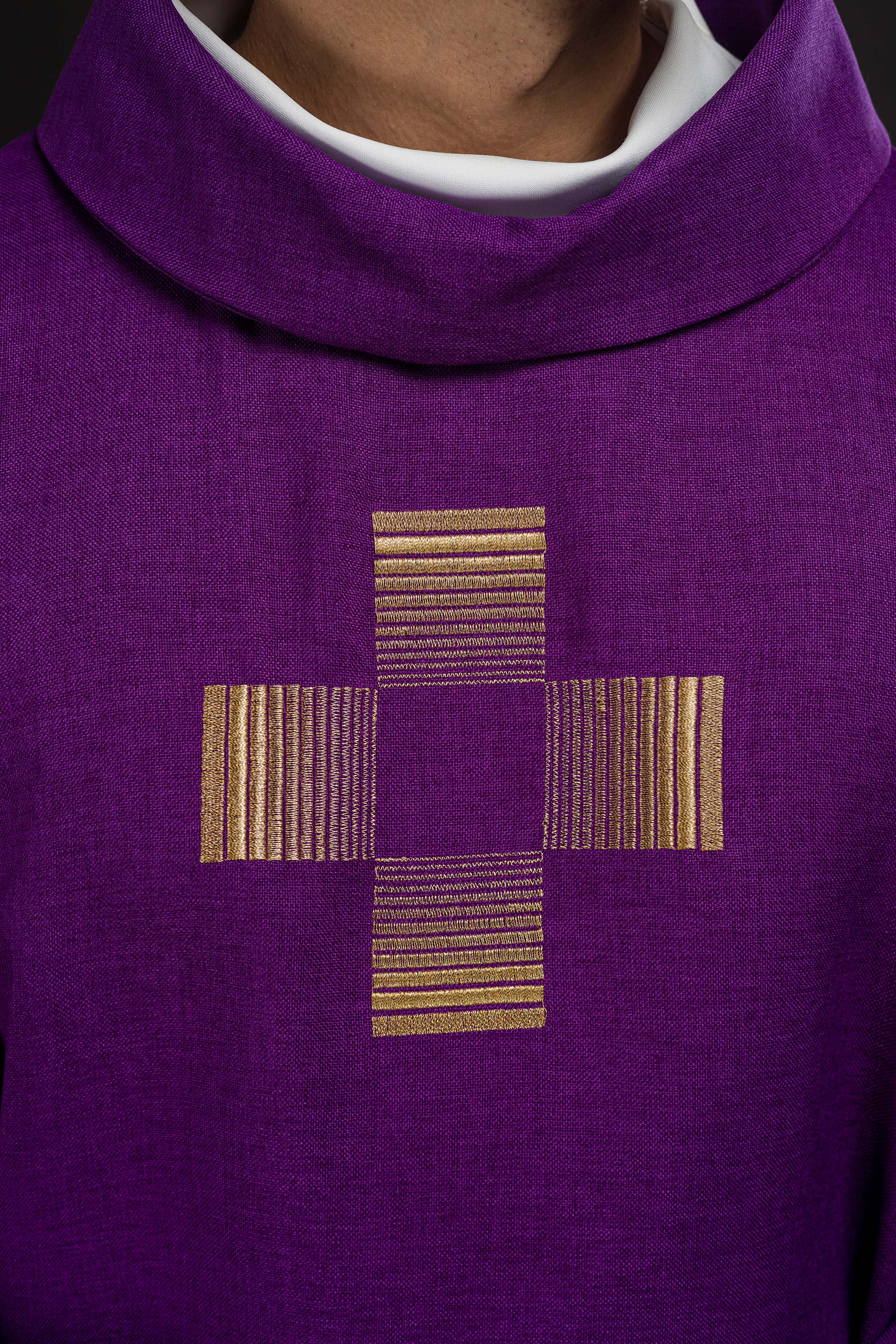 Chasuble avec croix brodées en violet