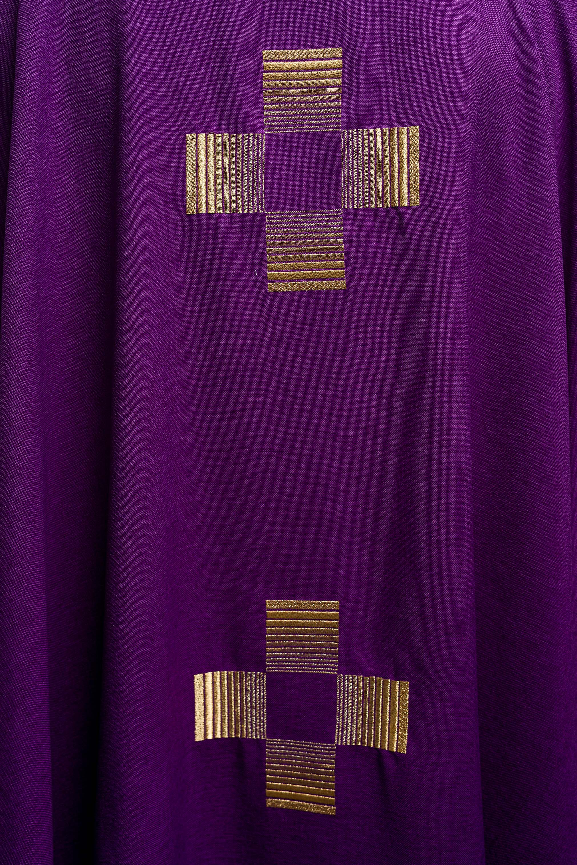 Chasuble avec croix brodées en violet