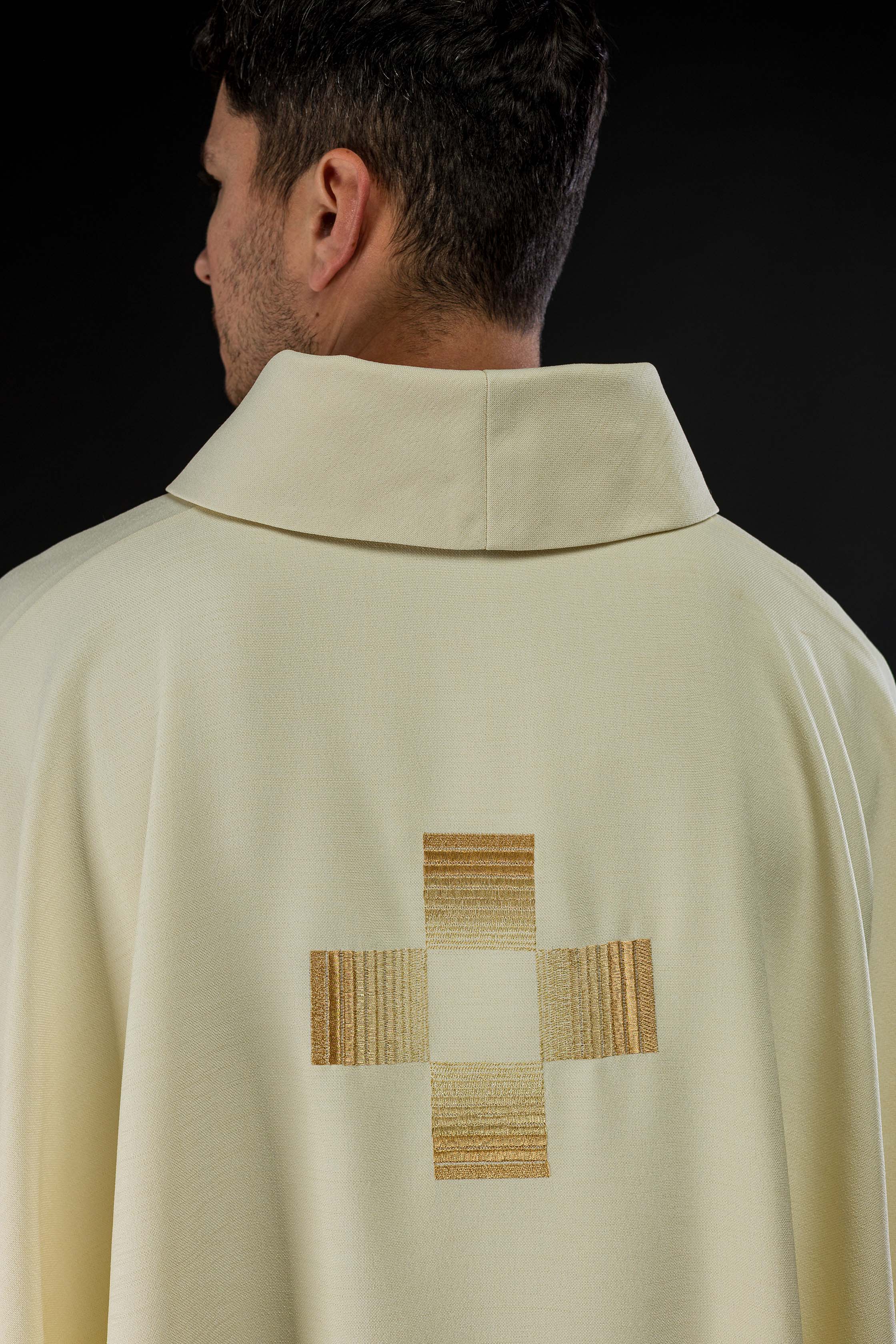 Chasuble avec croix brodées en or