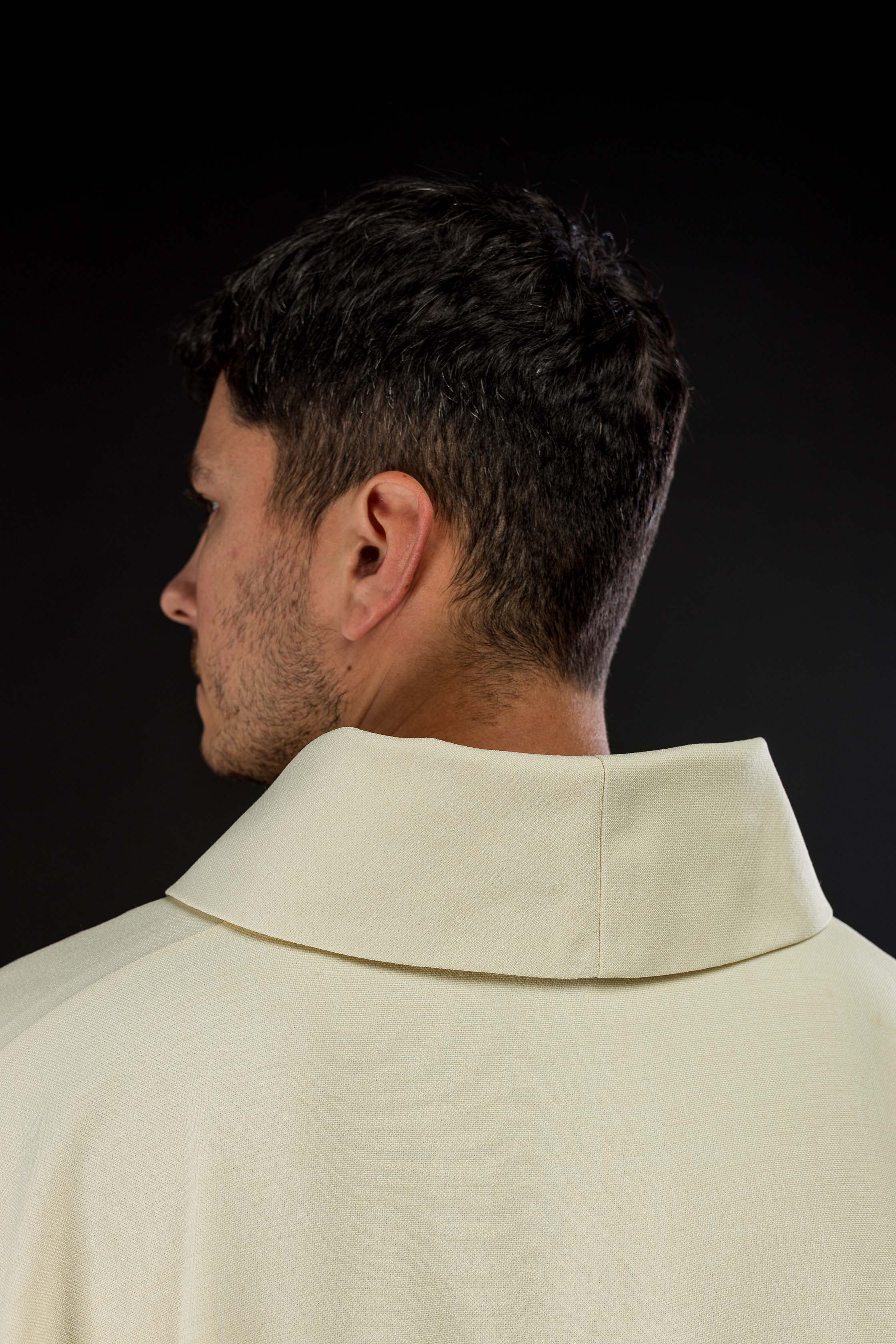 Chasuble avec croix brodées en or
