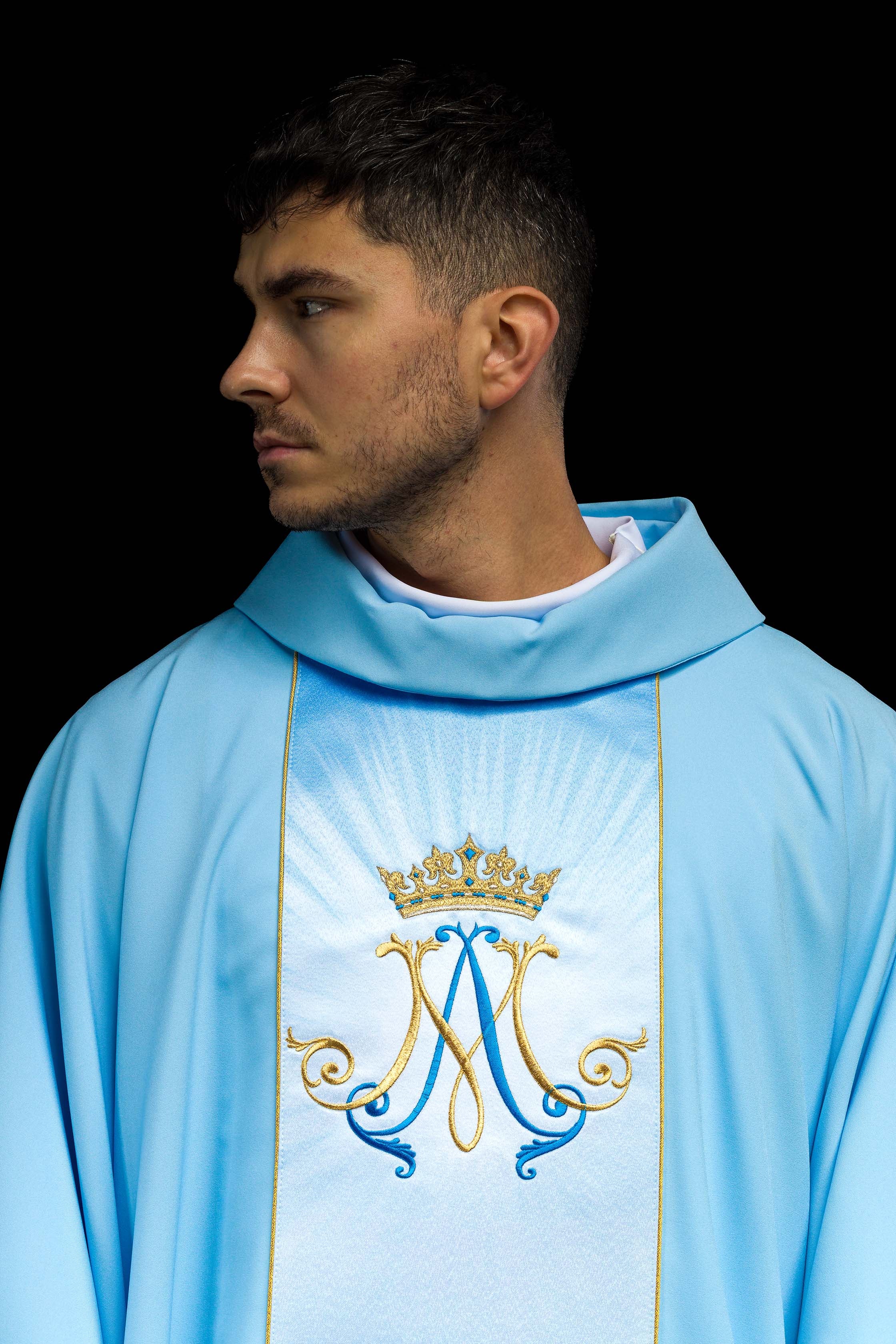 Chasuble liturgique bleue mariale avec une bande sublimée et brodée