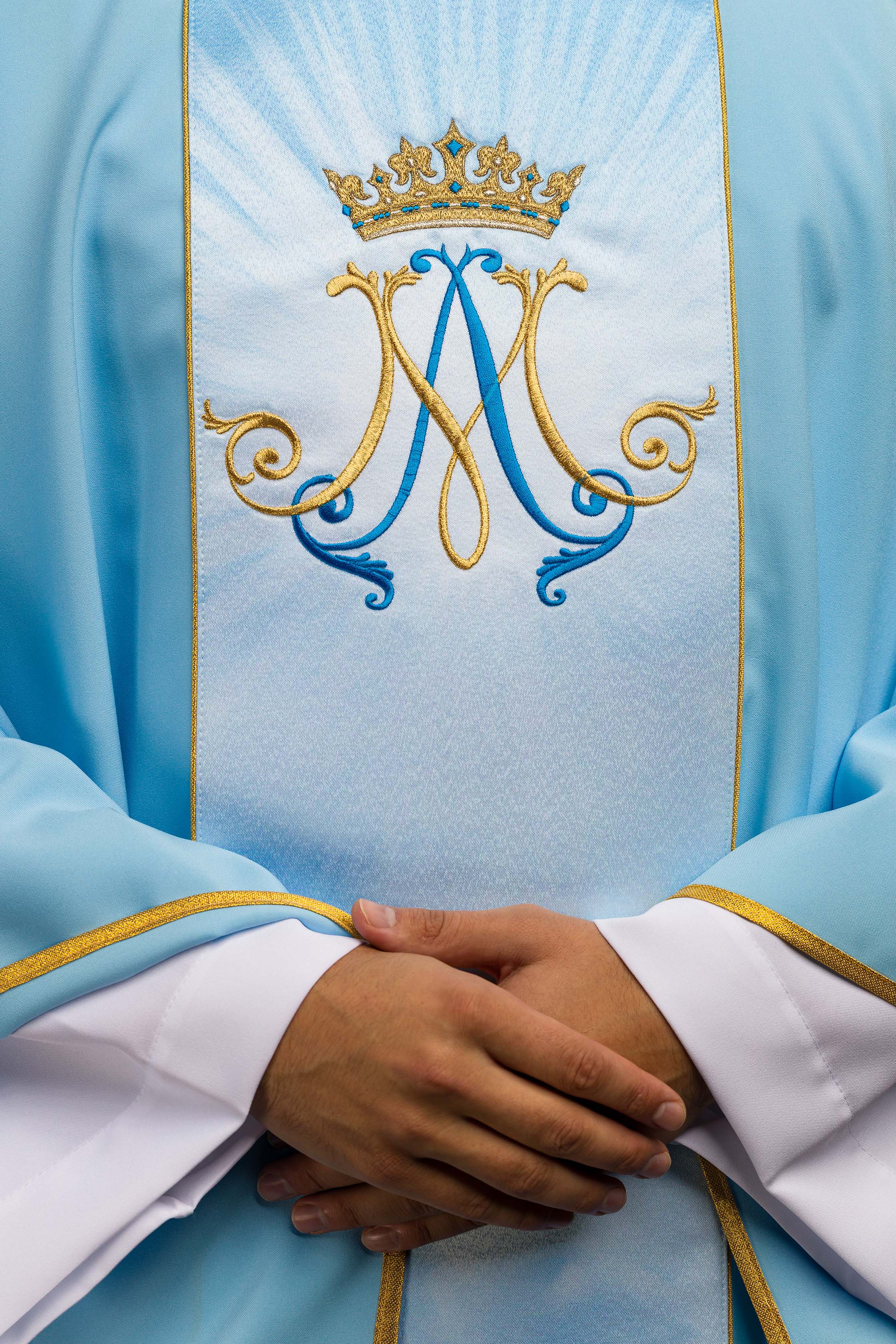Chasuble liturgique bleue mariale avec une bande sublimée et brodée