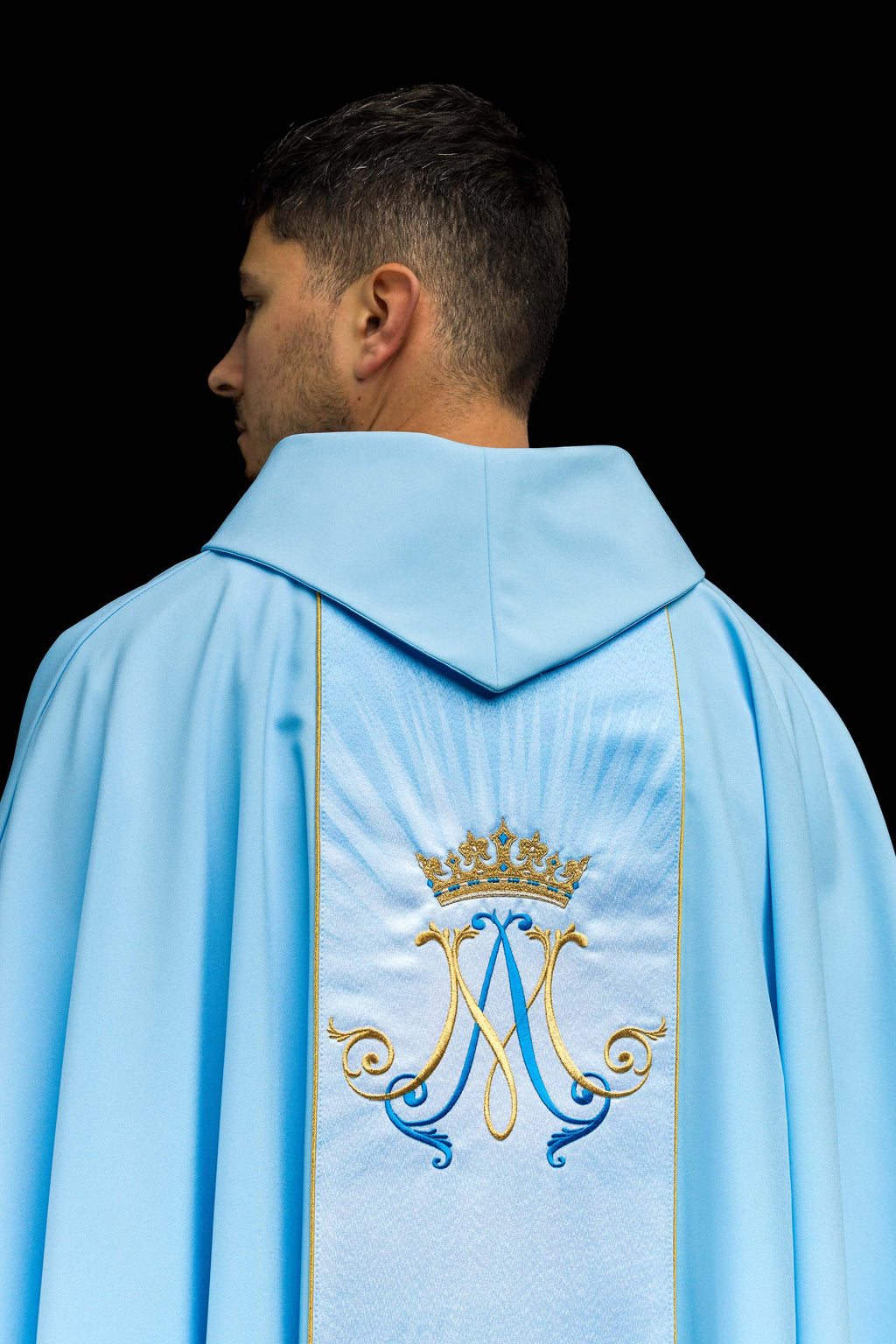 Chasuble liturgique bleue mariale avec une bande sublimée et brodée