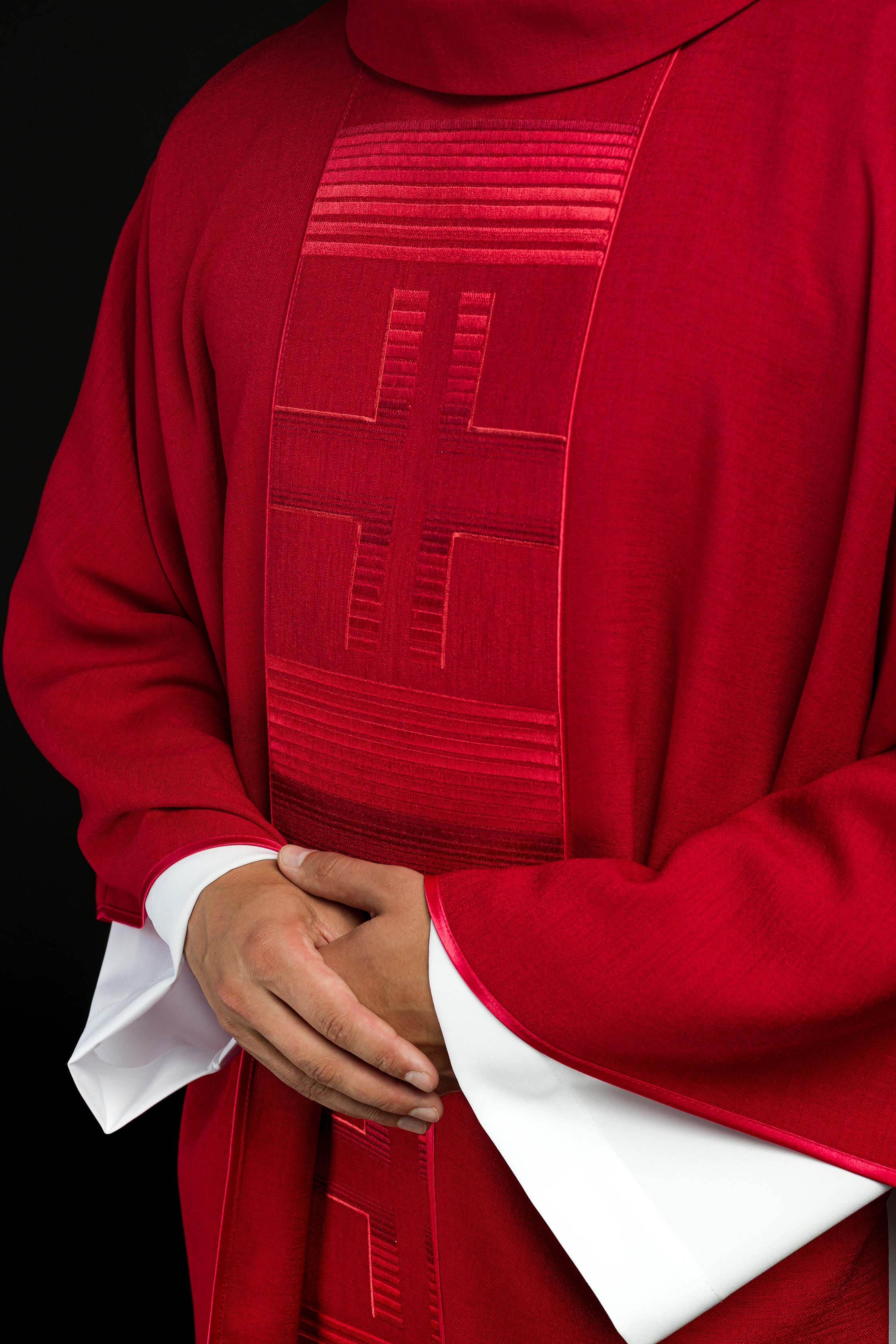 Chasuble doré brodé avec le motif du Cœur de Jésus et du Calice