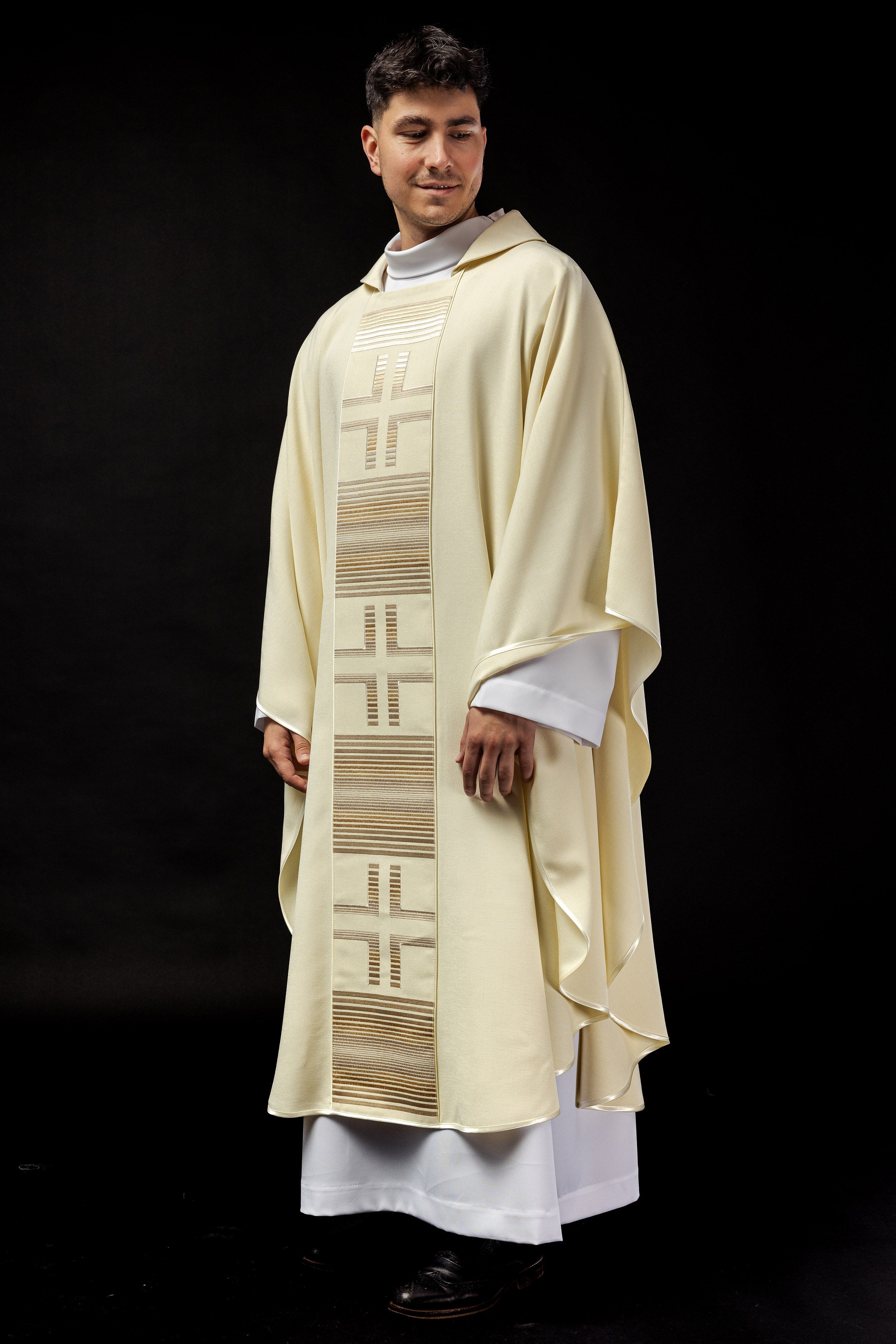 Chasuble brodée avec croix en écru et col KARO