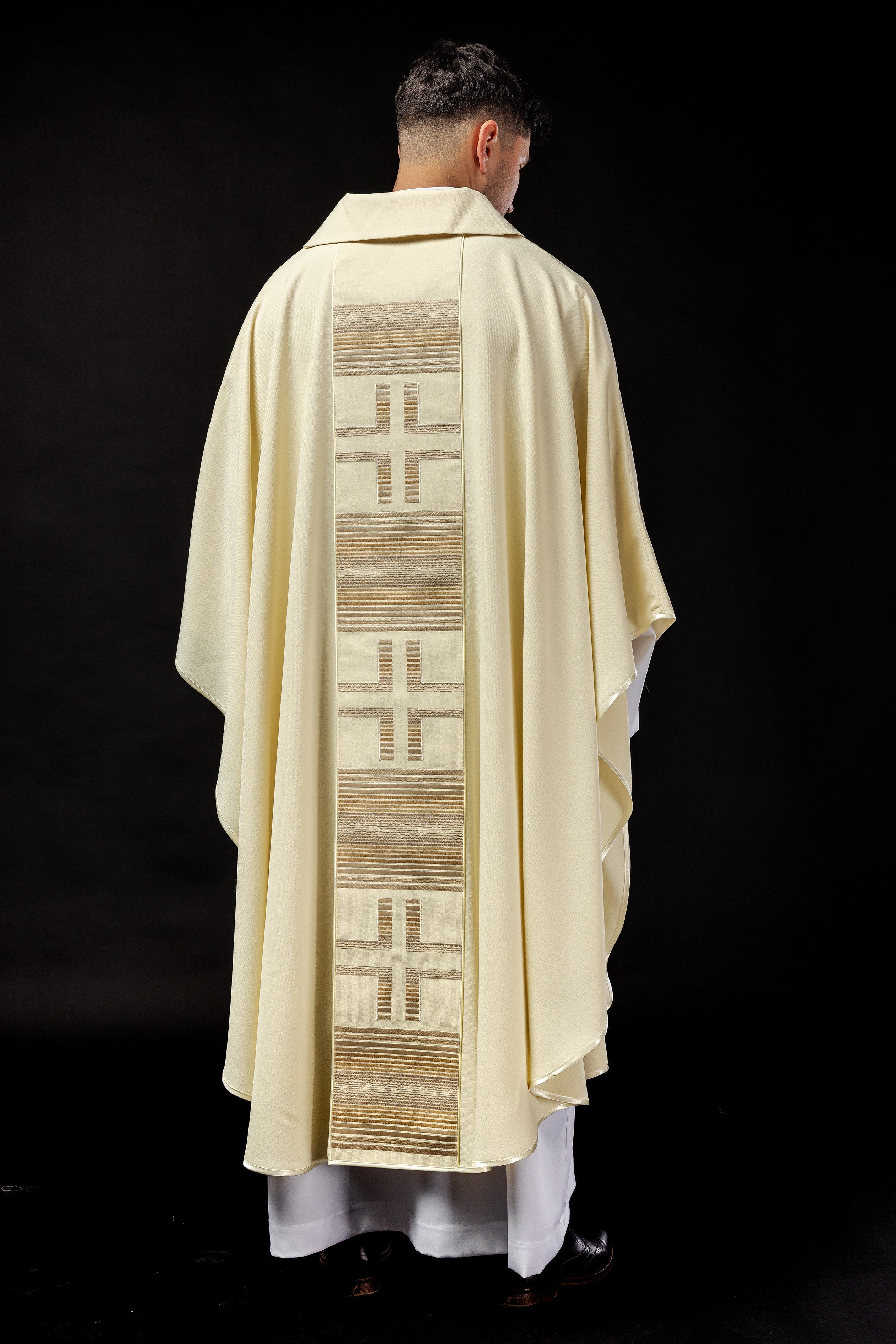 Chasuble brodée avec croix en écru et col KARO