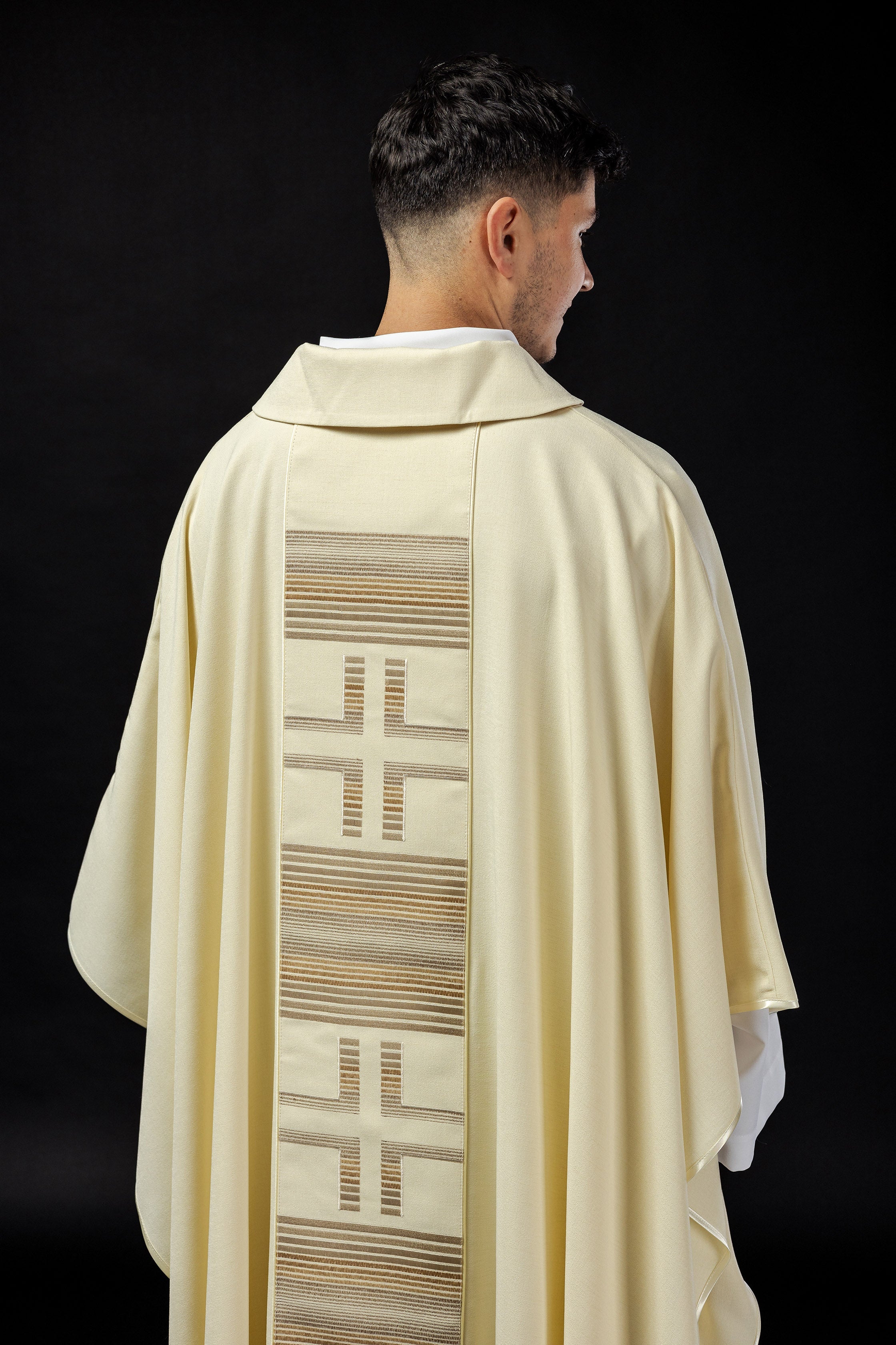 Chasuble brodée avec croix en écru et col KARO