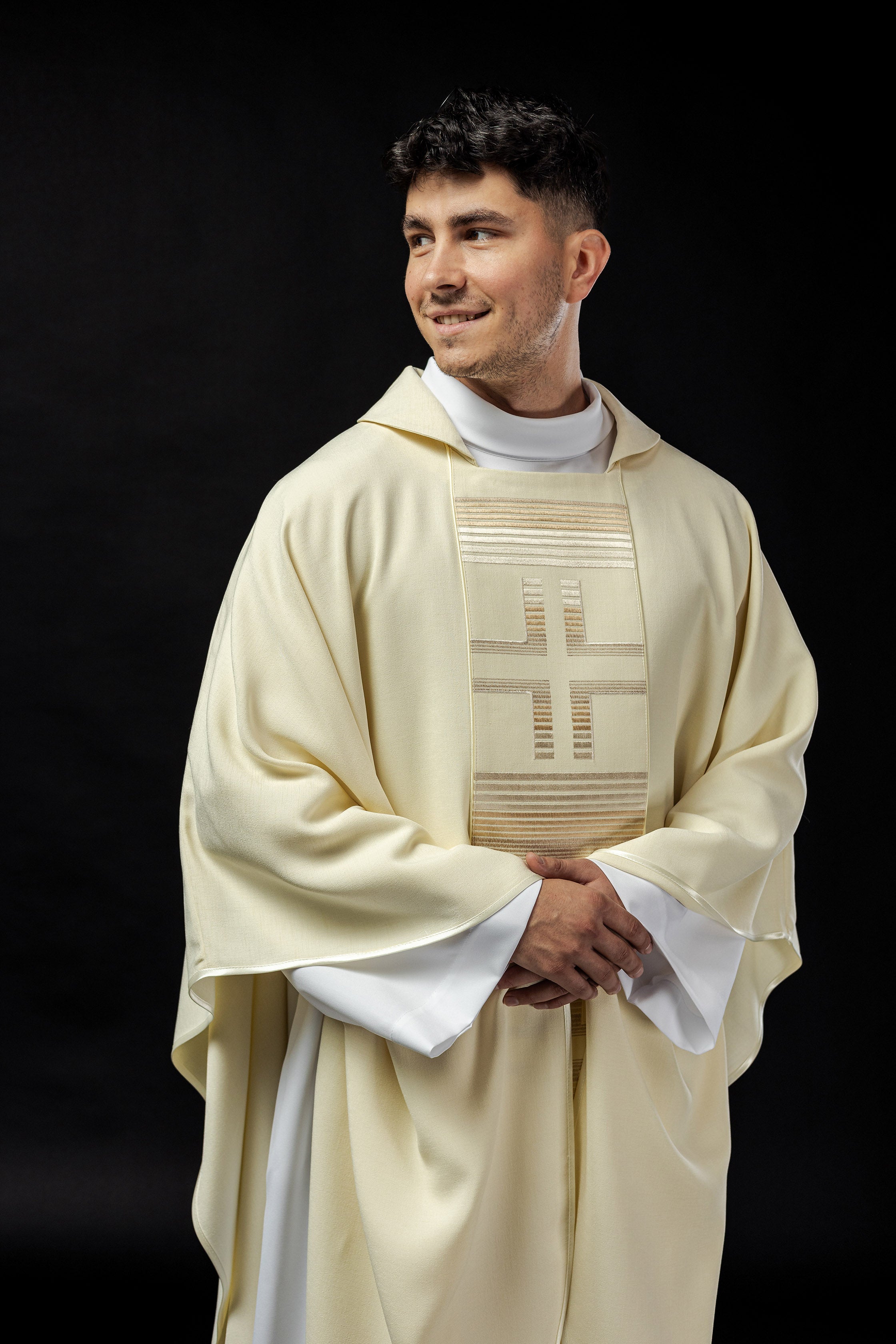 Chasuble brodée avec croix en écru et col KARO