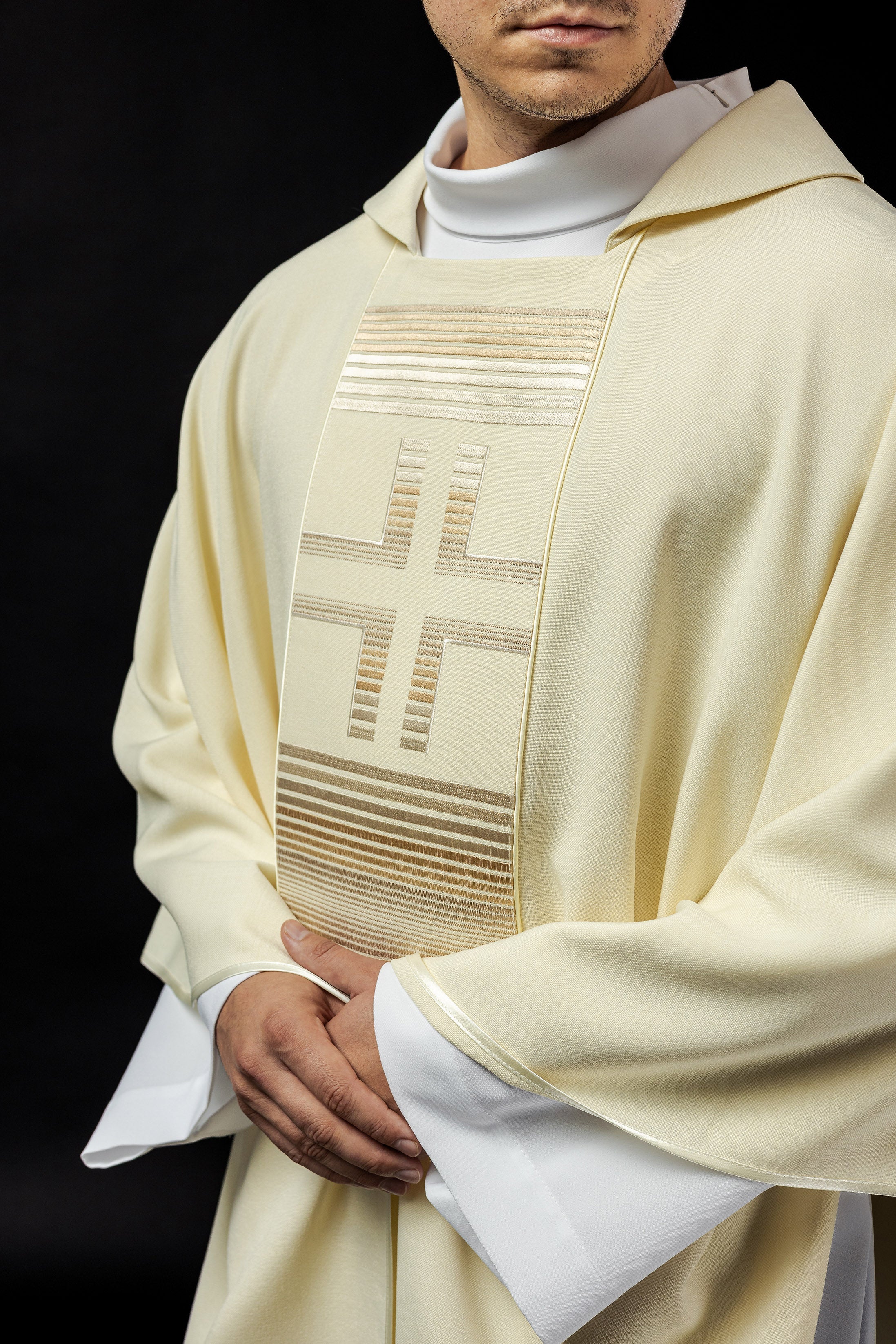 Chasuble brodée avec croix en écru et col KARO