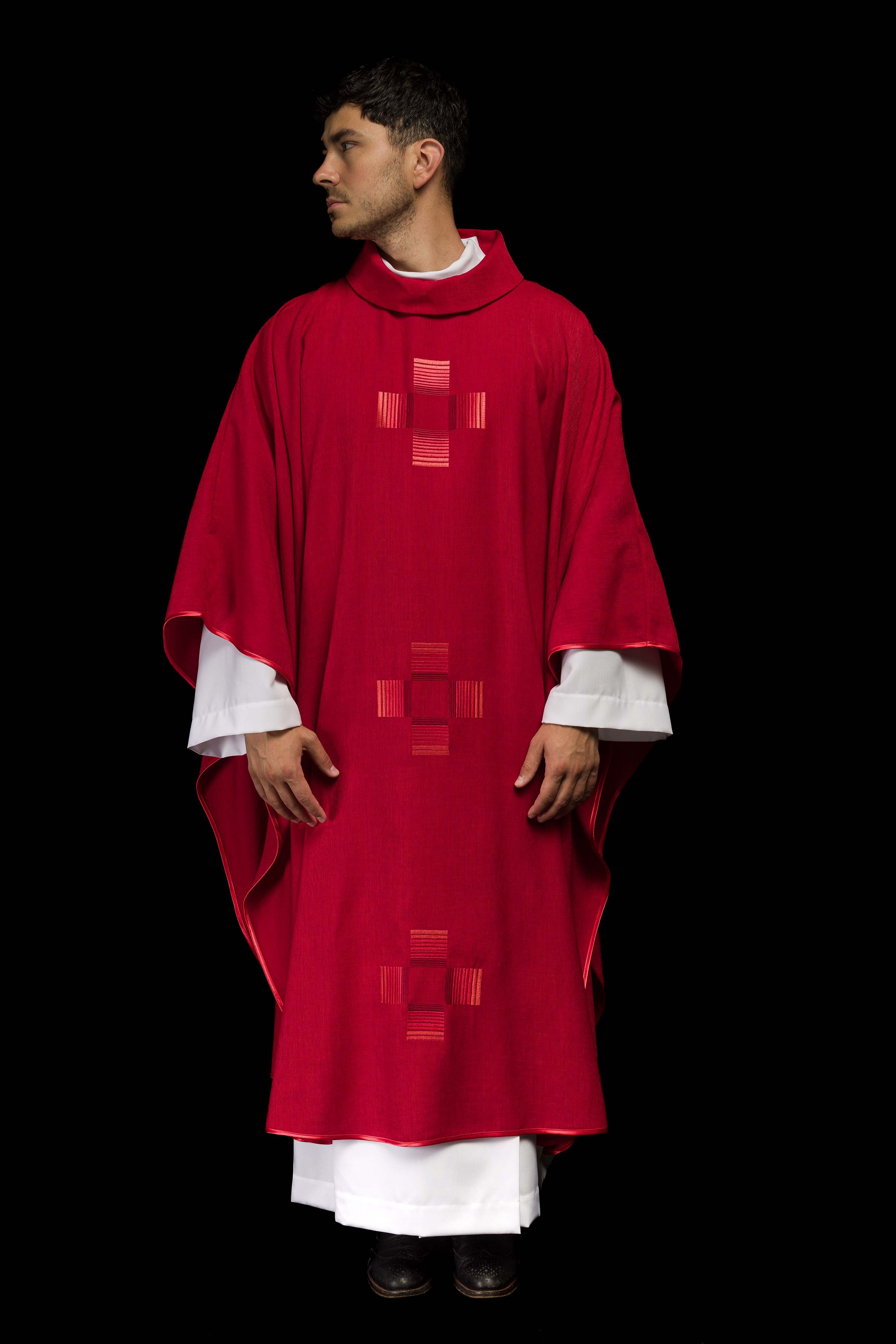 Chasuble rouge avec croix brodées