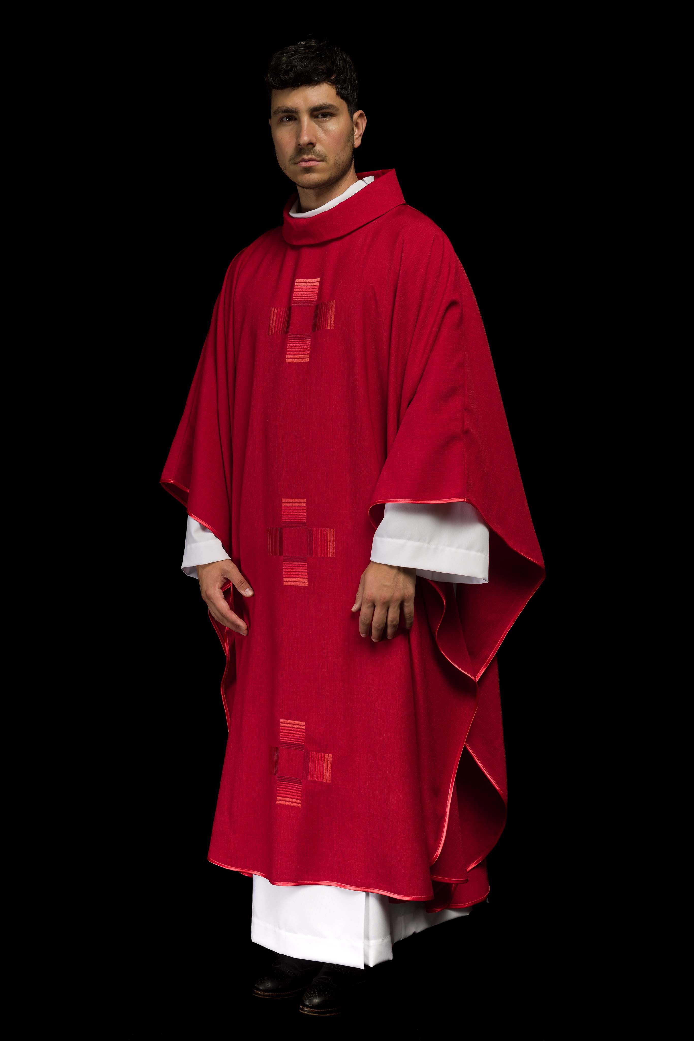 Chasuble rouge avec croix brodées