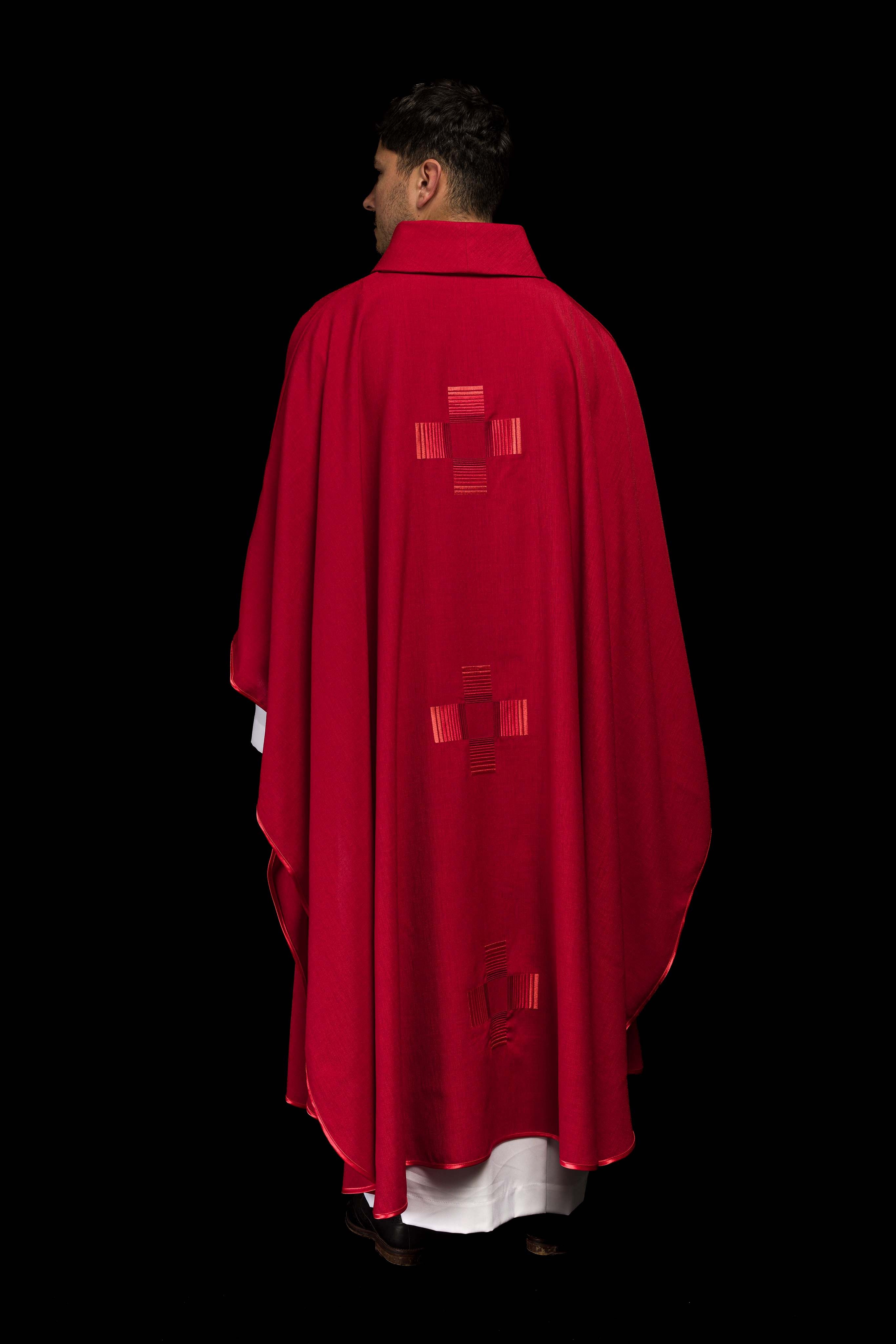Chasuble rouge avec croix brodées