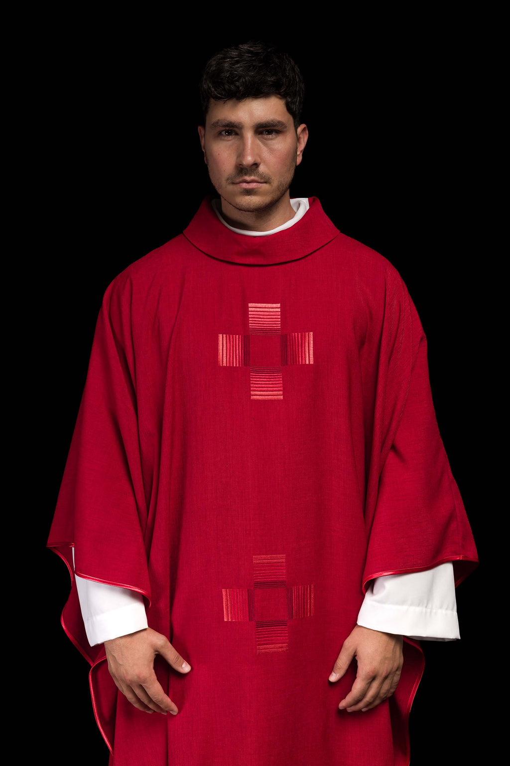 Chasuble rouge avec croix brodées