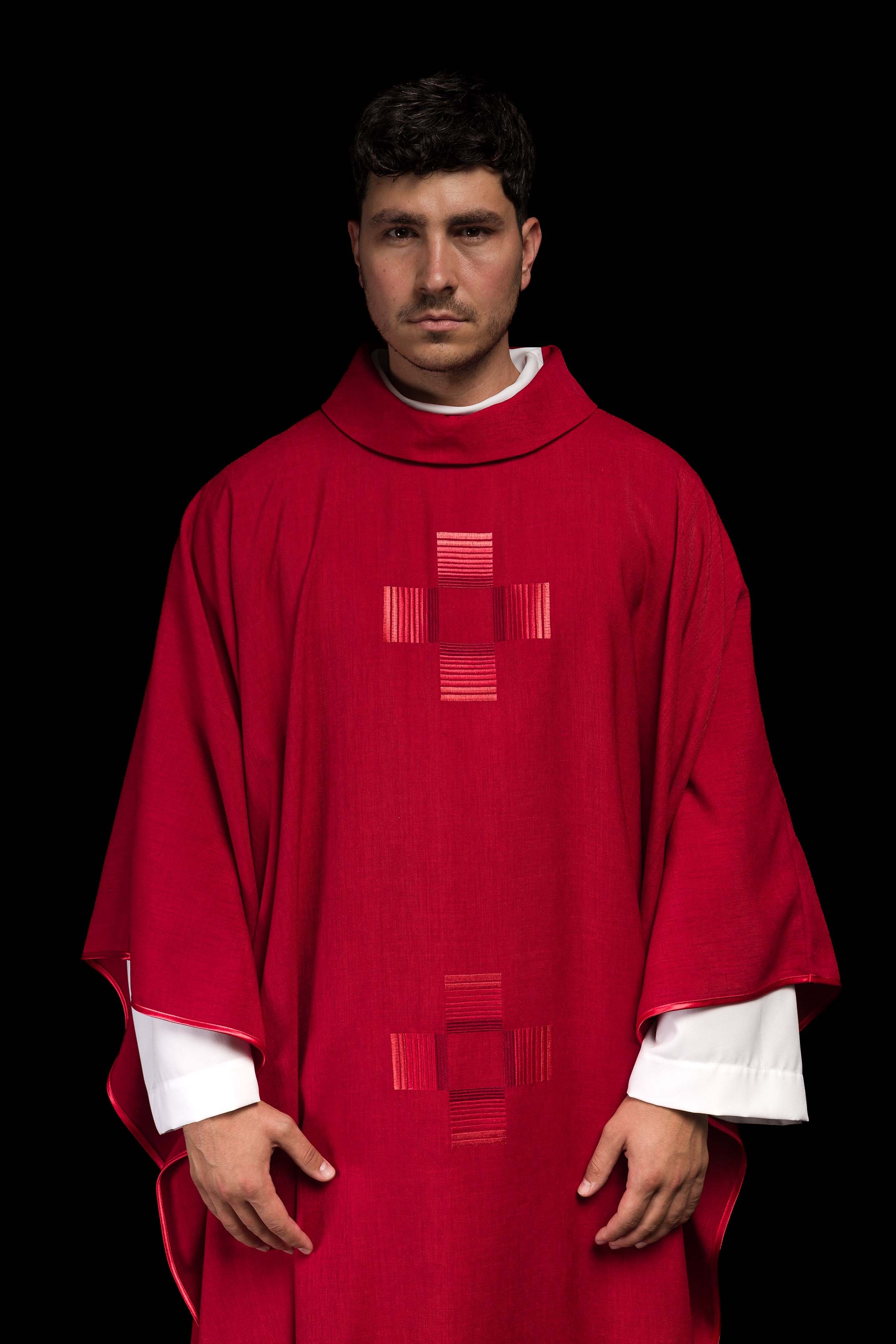 Chasuble rouge avec croix brodées