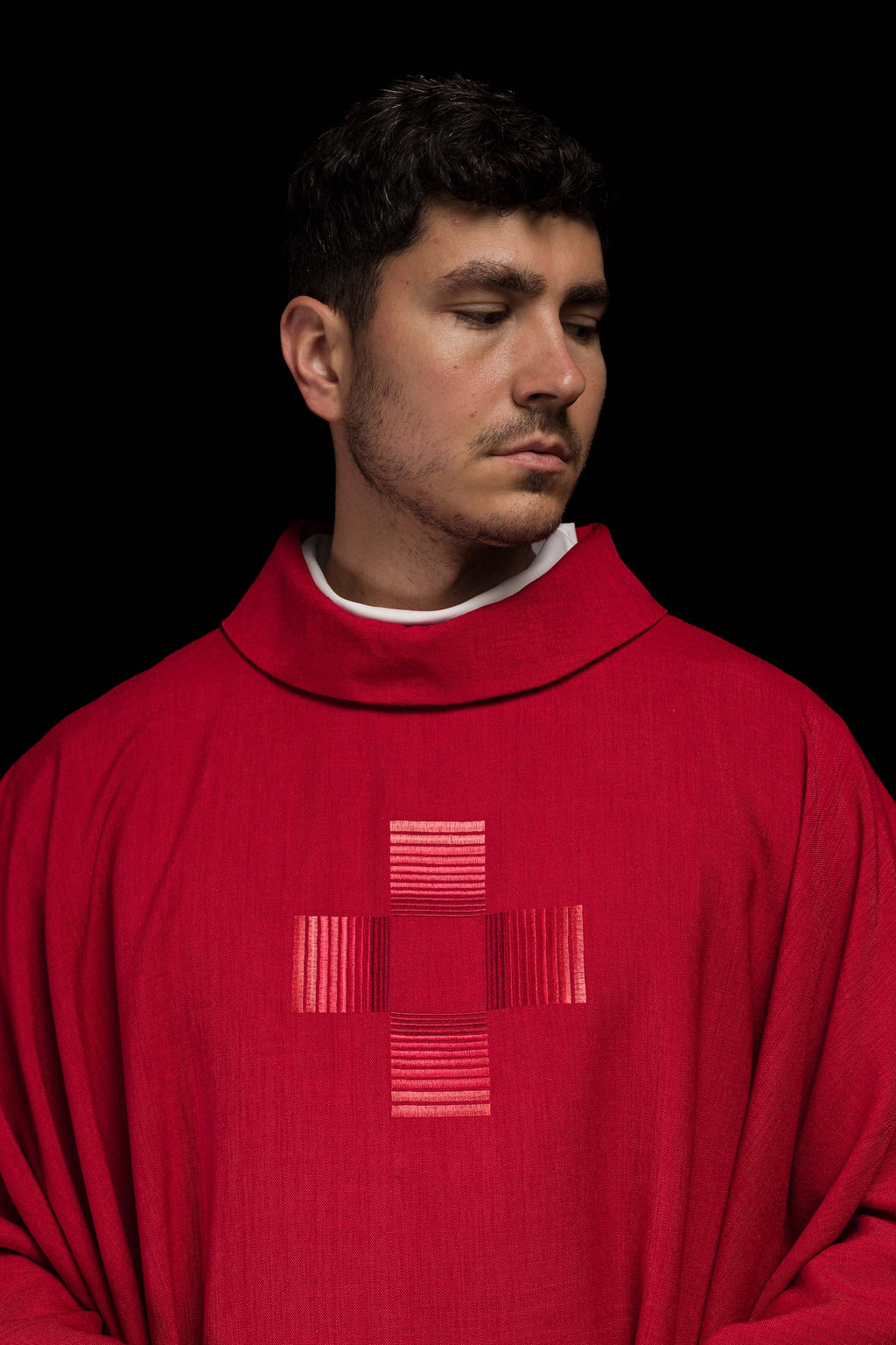 Chasuble rouge avec croix brodées