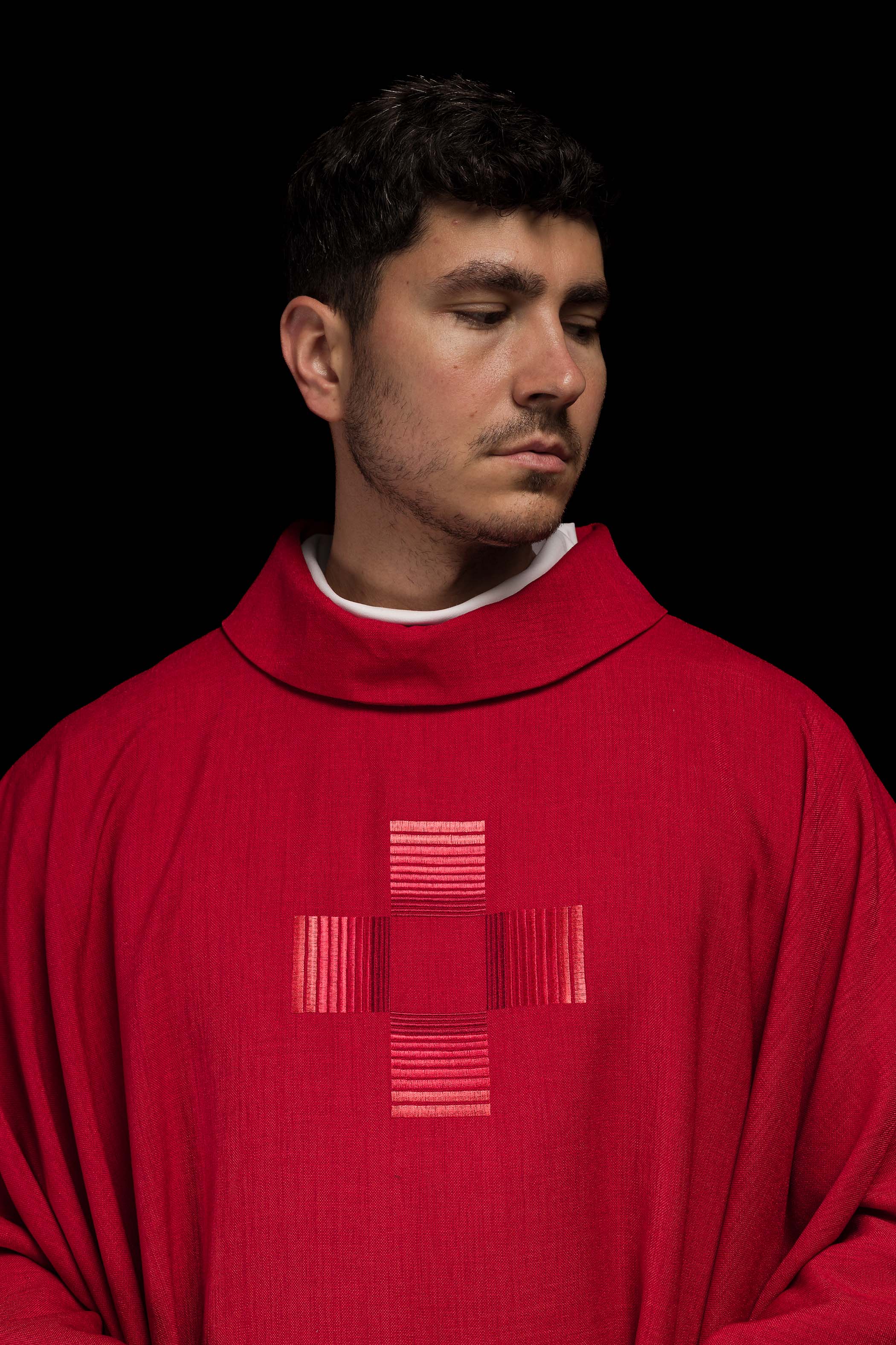 Chasuble rouge avec croix brodées