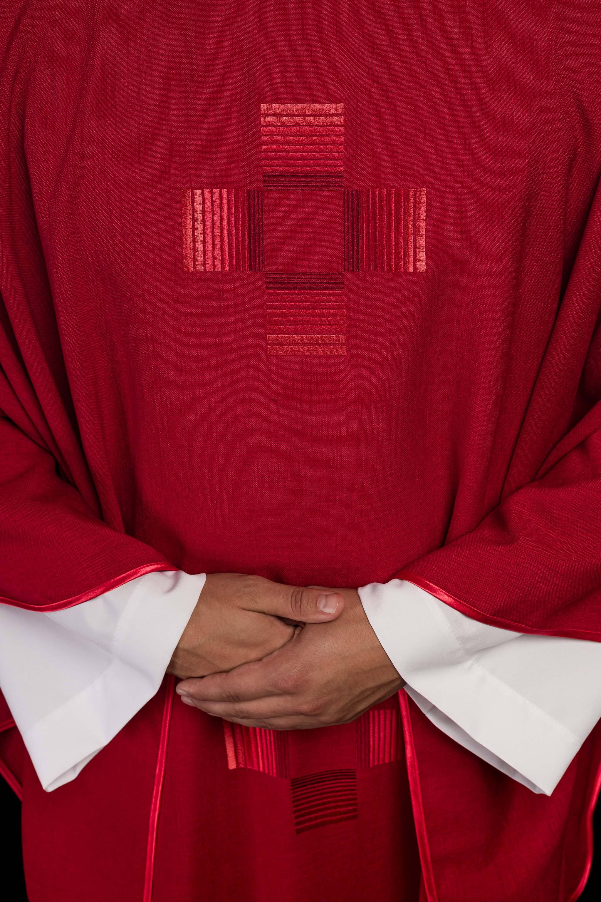 Chasuble rouge avec croix brodées