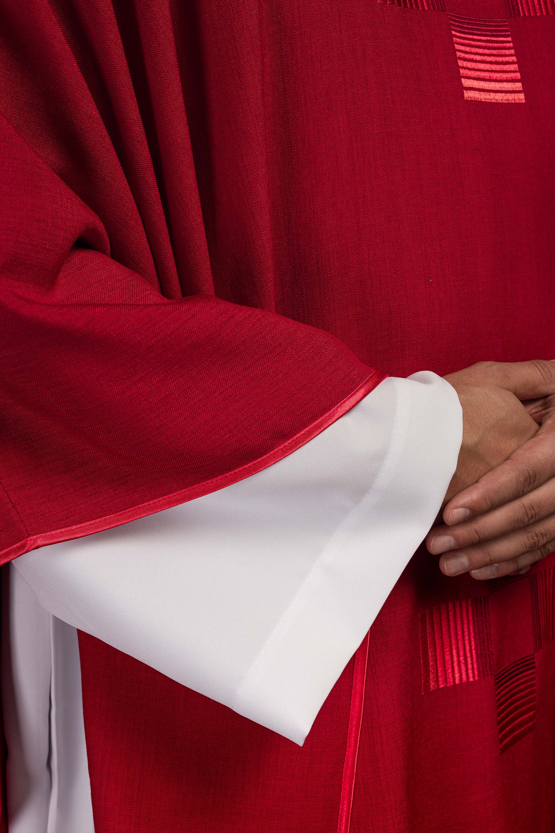 Chasuble rouge avec croix brodées