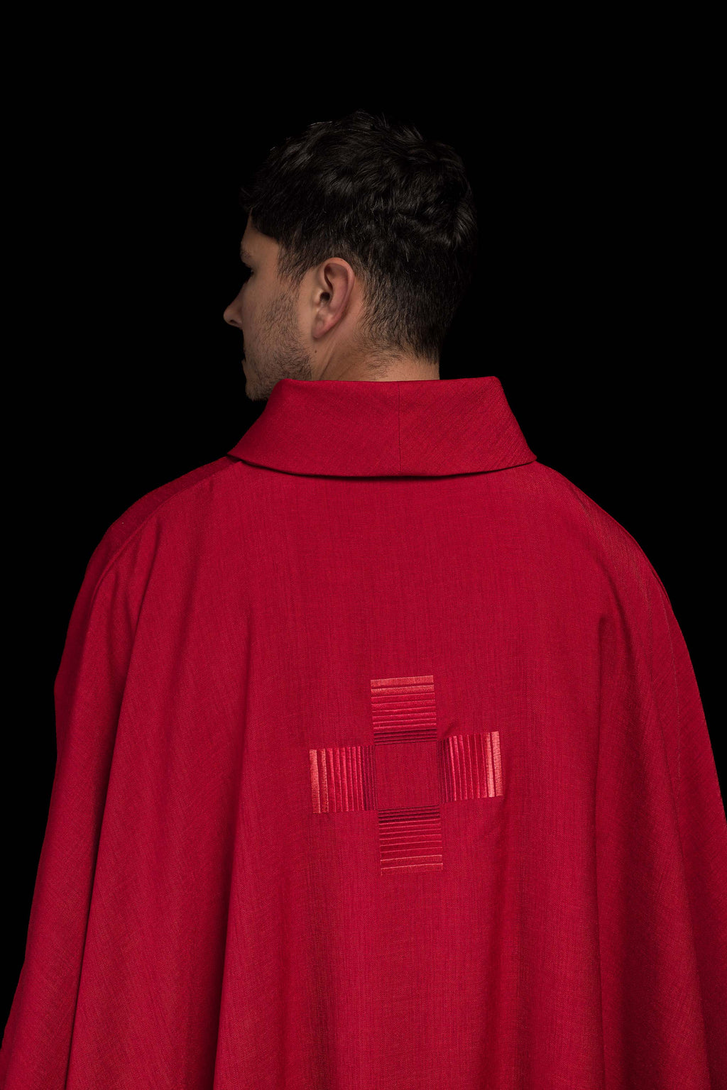 Chasuble rouge avec croix brodées