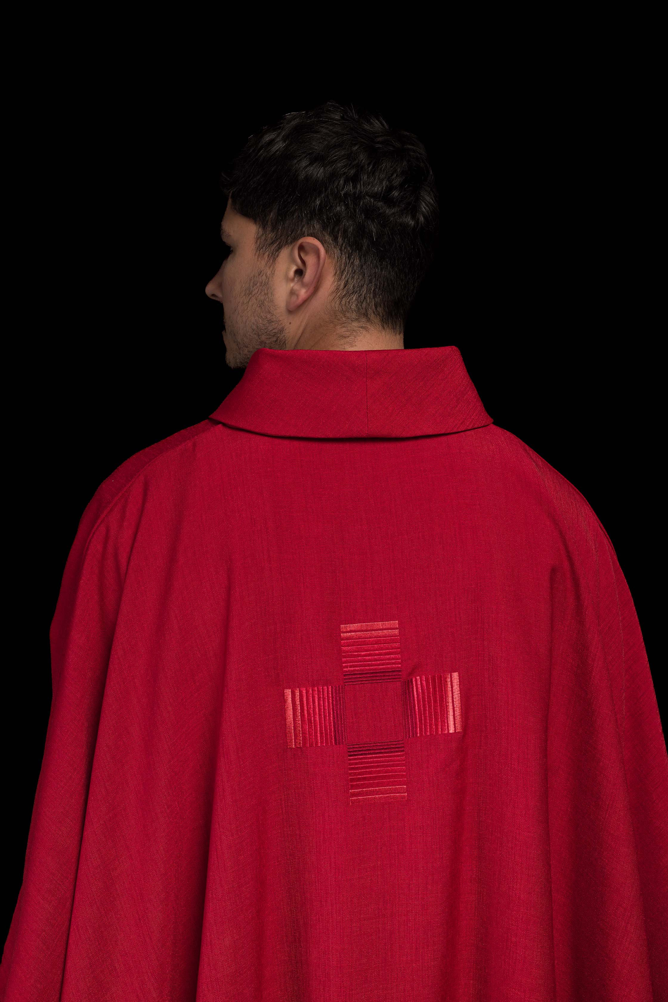 Chasuble rouge avec croix brodées