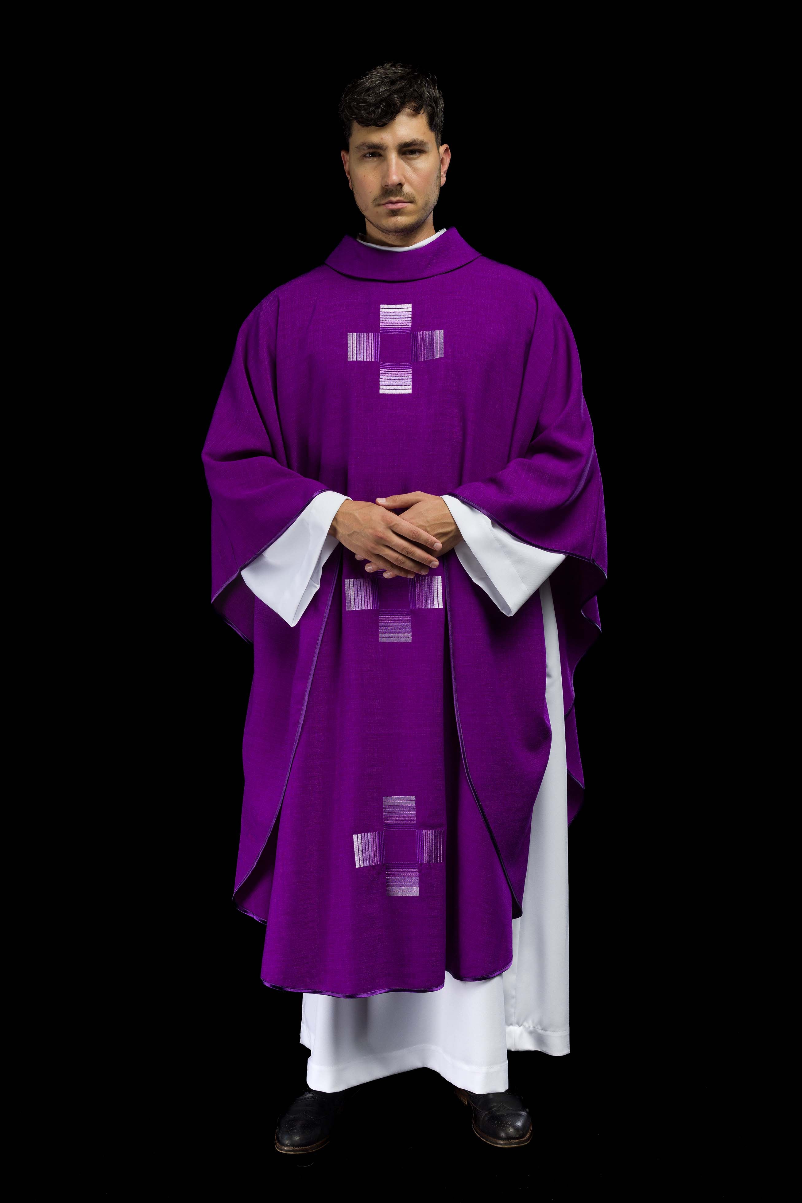 Chasuble violette avec croix brodées