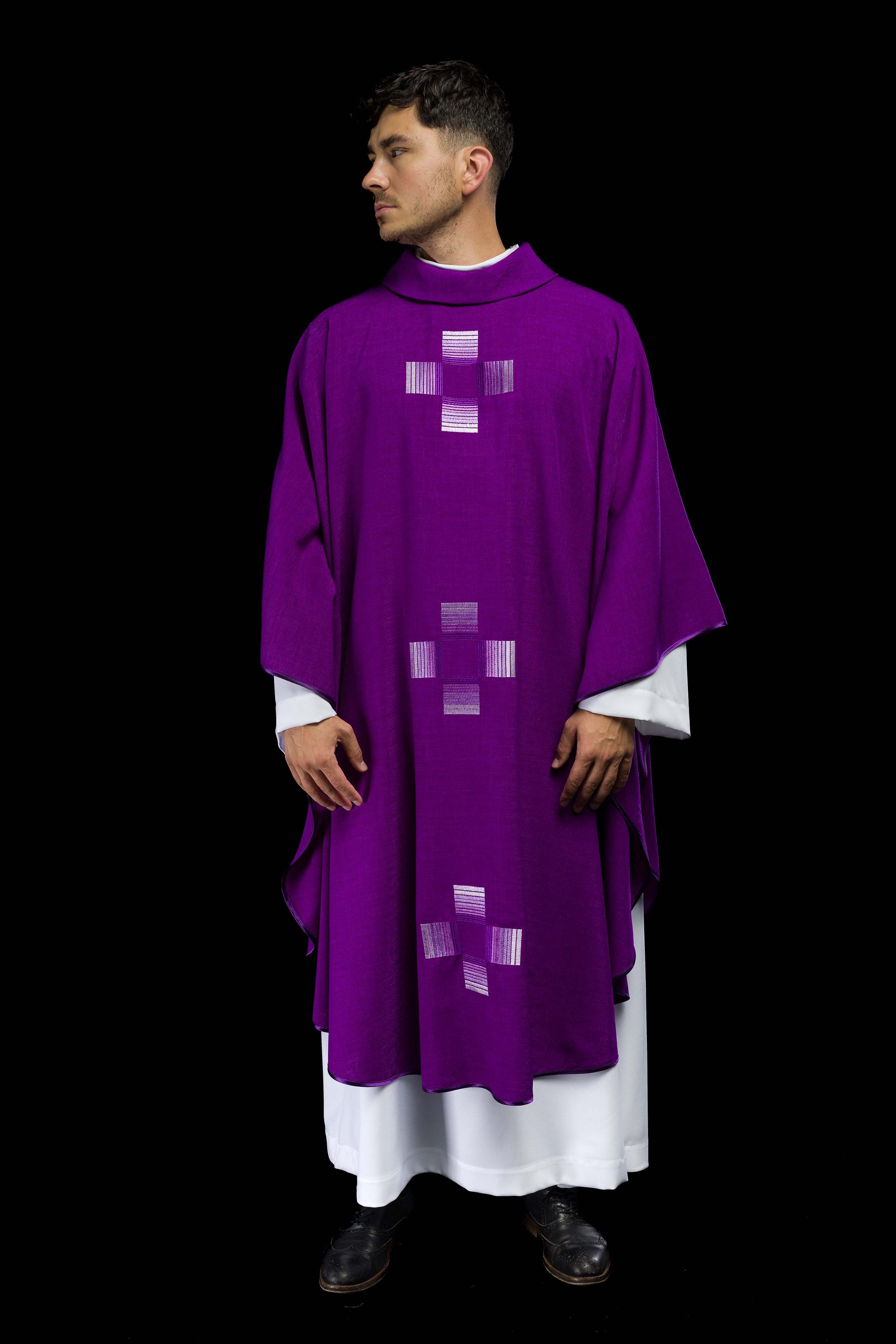 Chasuble violette avec croix brodées