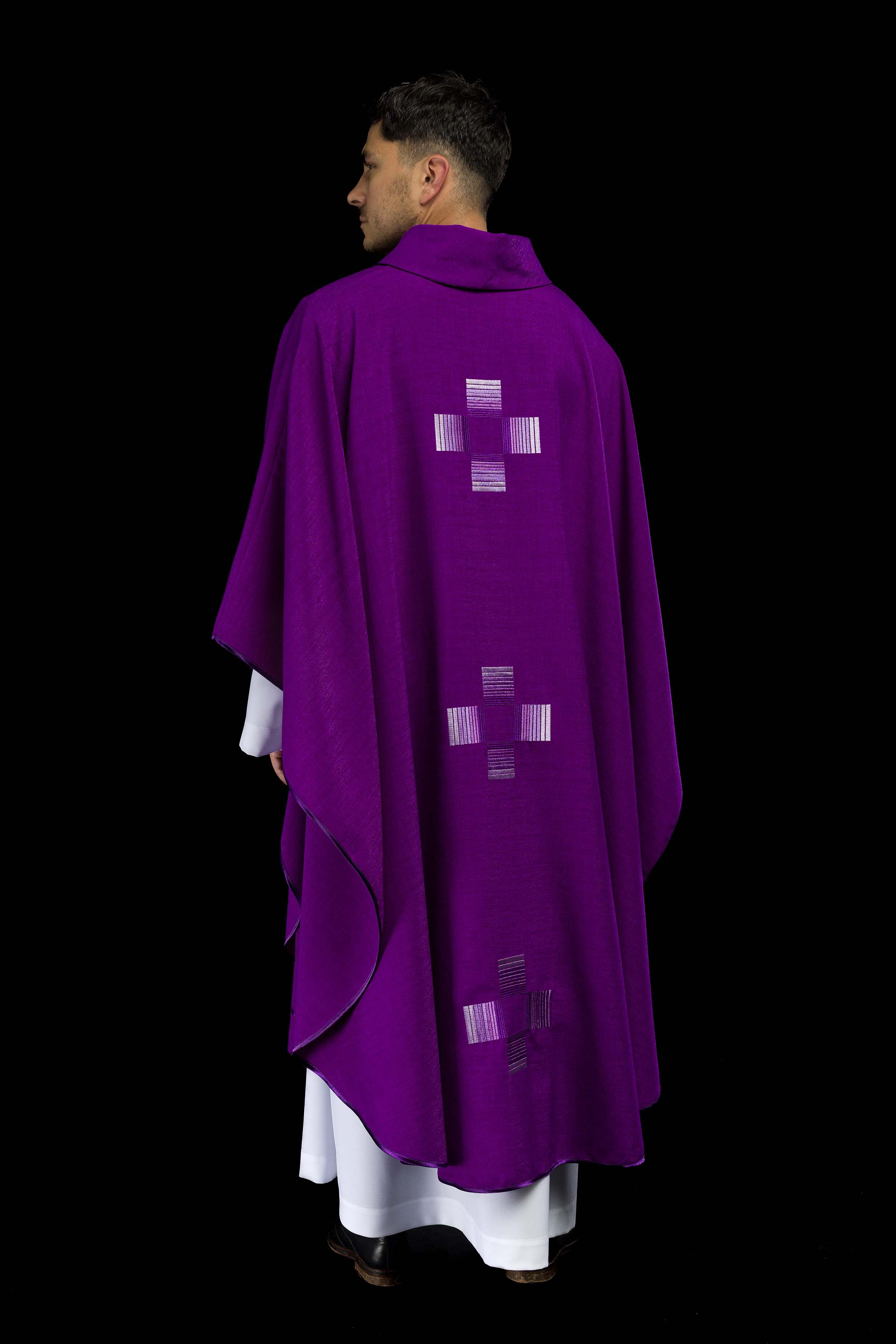 Chasuble violette avec croix brodées