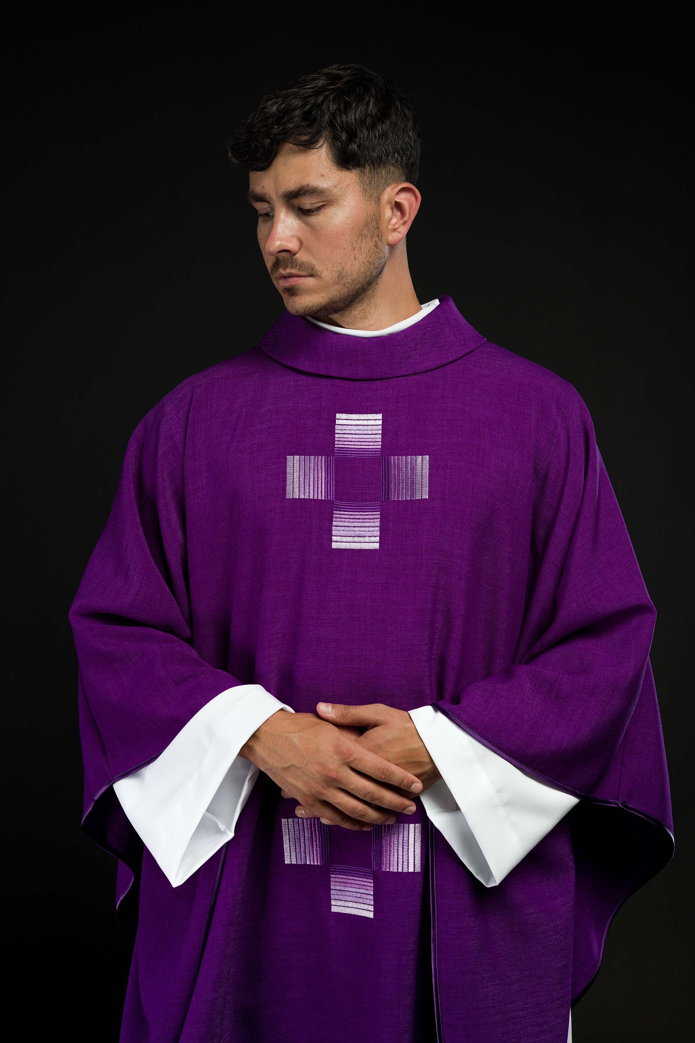 Chasuble violette avec croix brodées