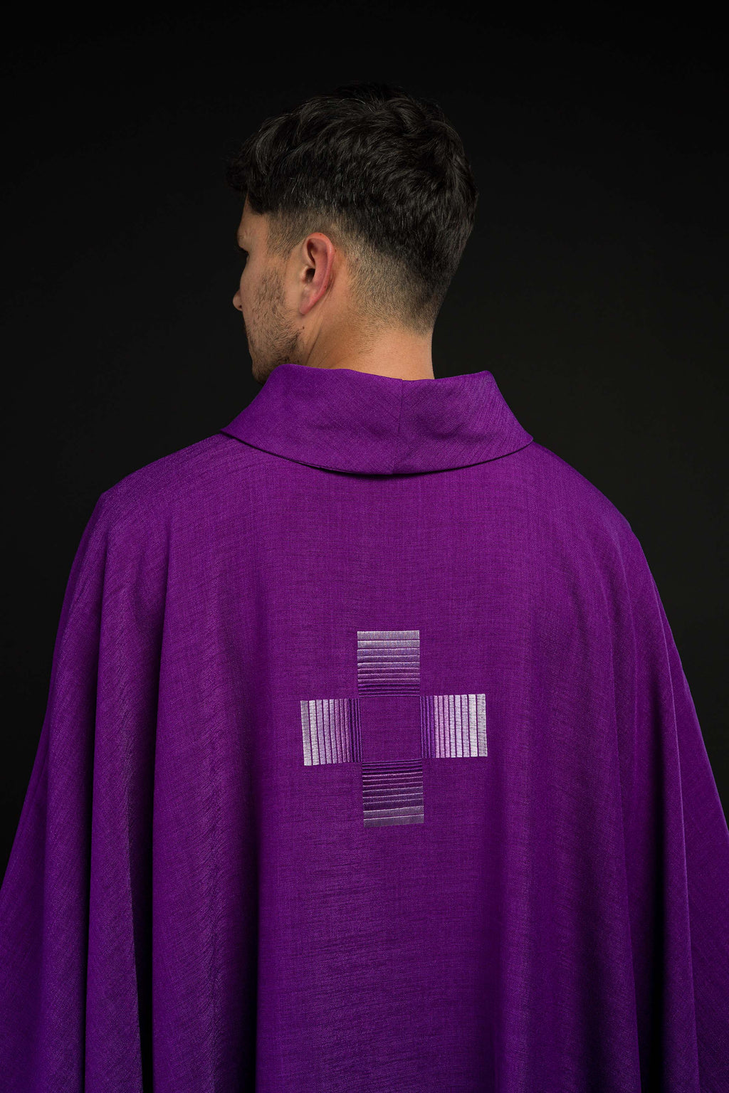 Chasuble violette avec croix brodées