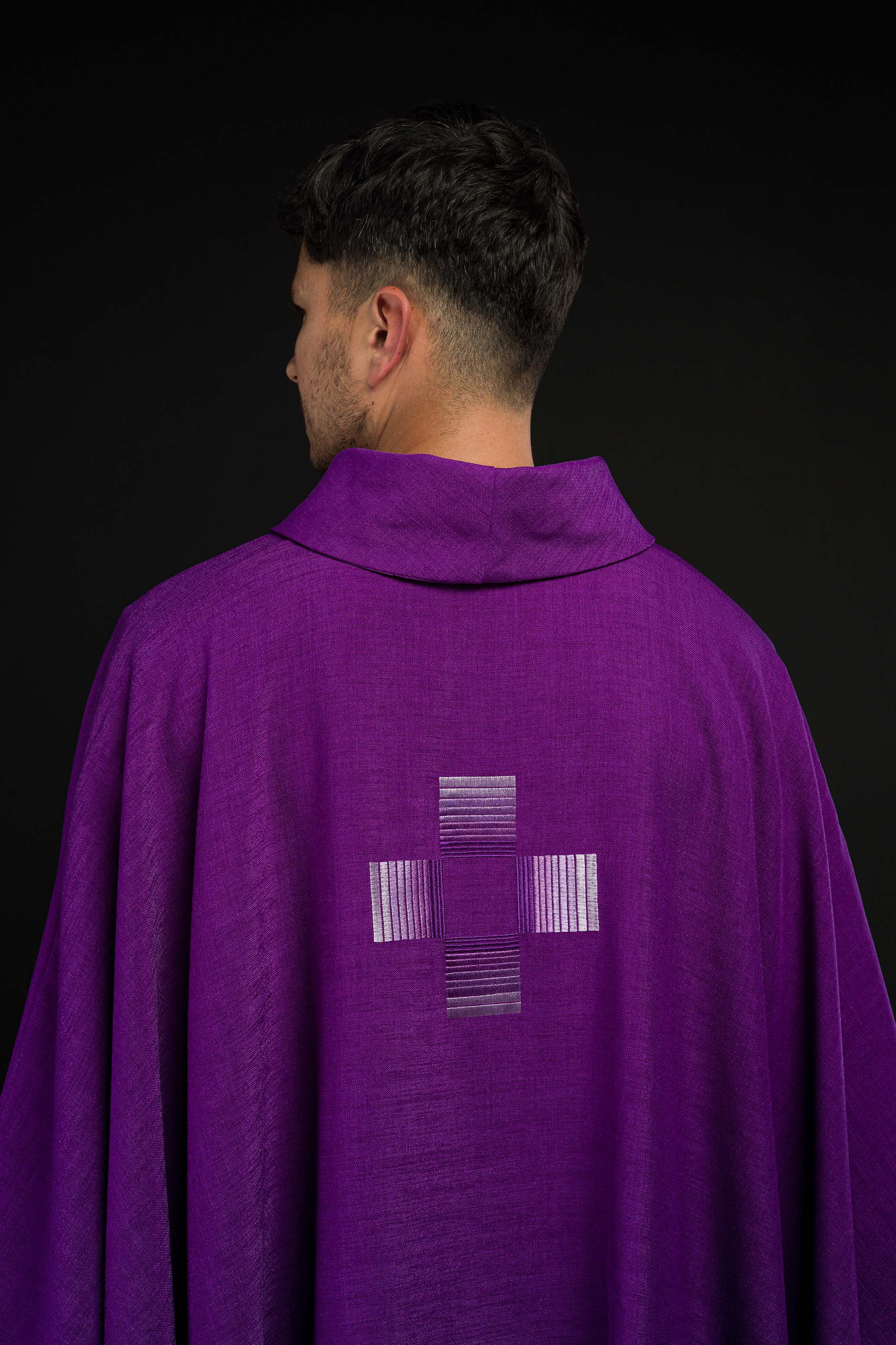 Chasuble violette avec croix brodées