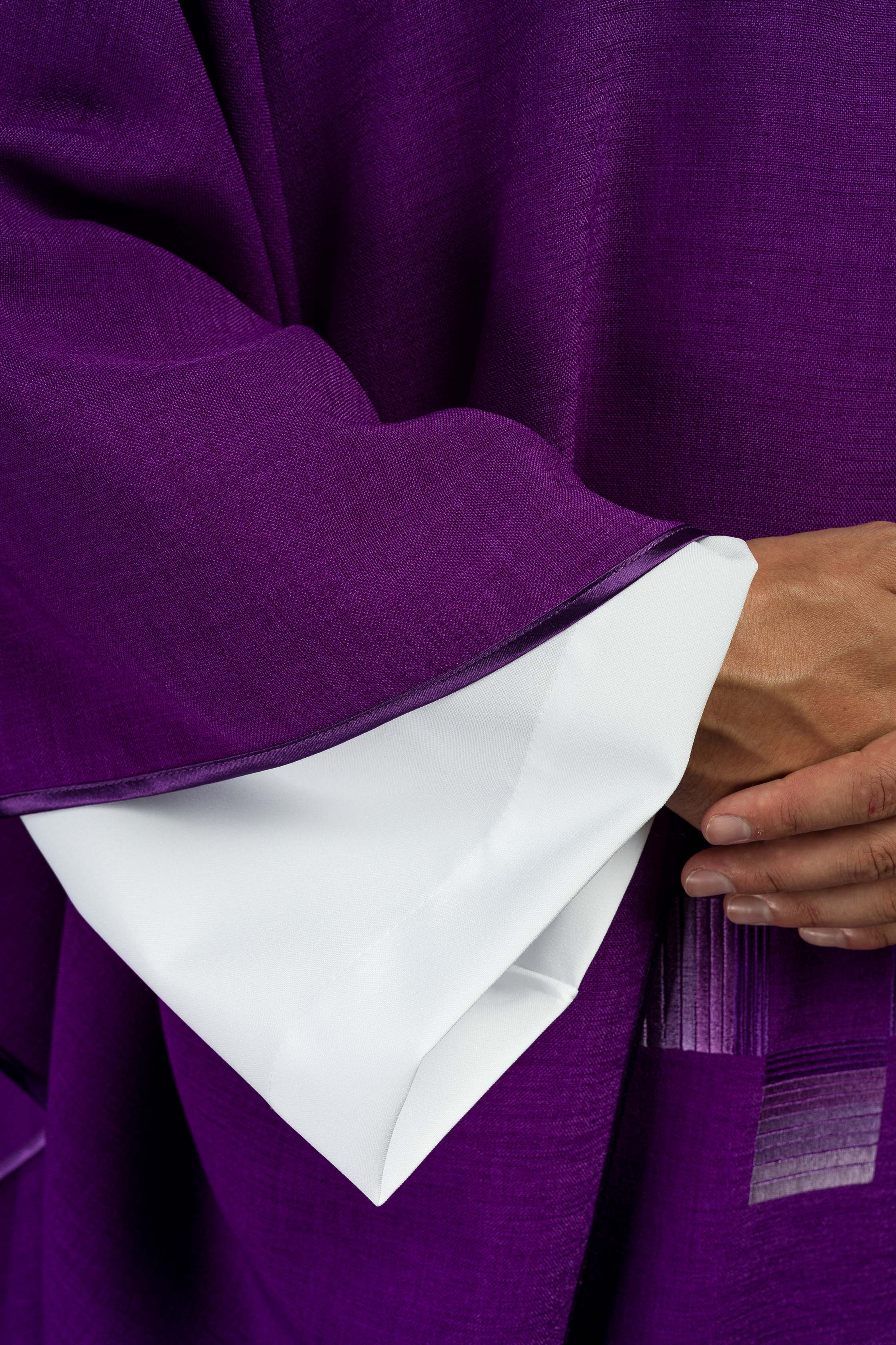 Chasuble violette avec croix brodées