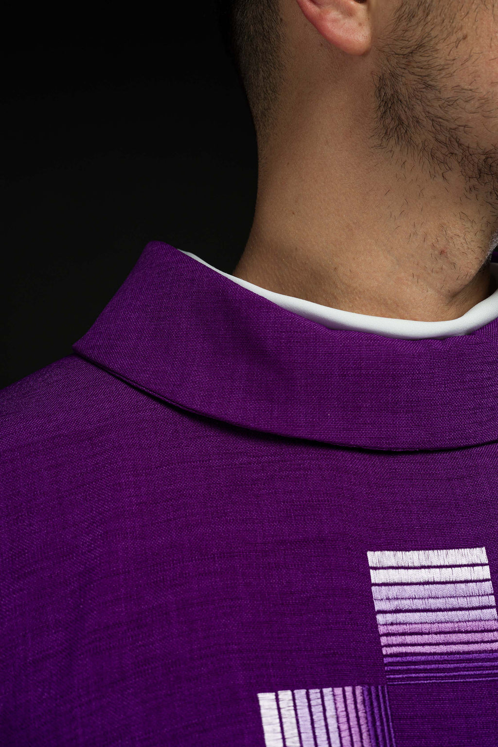 Chasuble violette avec croix brodées