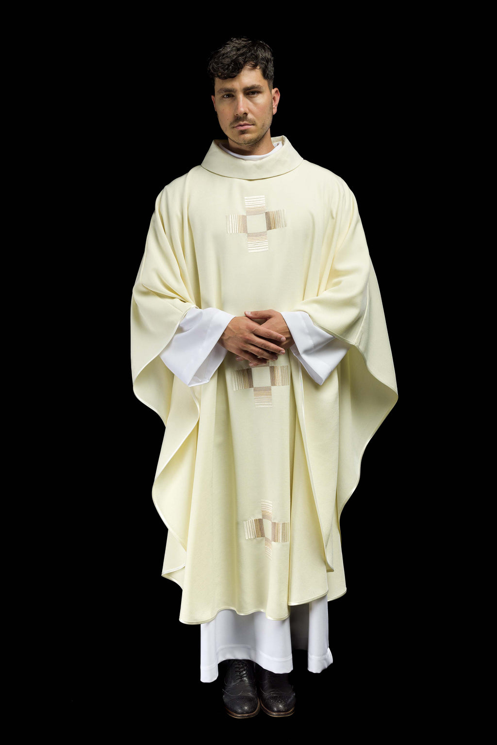 Chasuble avec croix brodées en écru