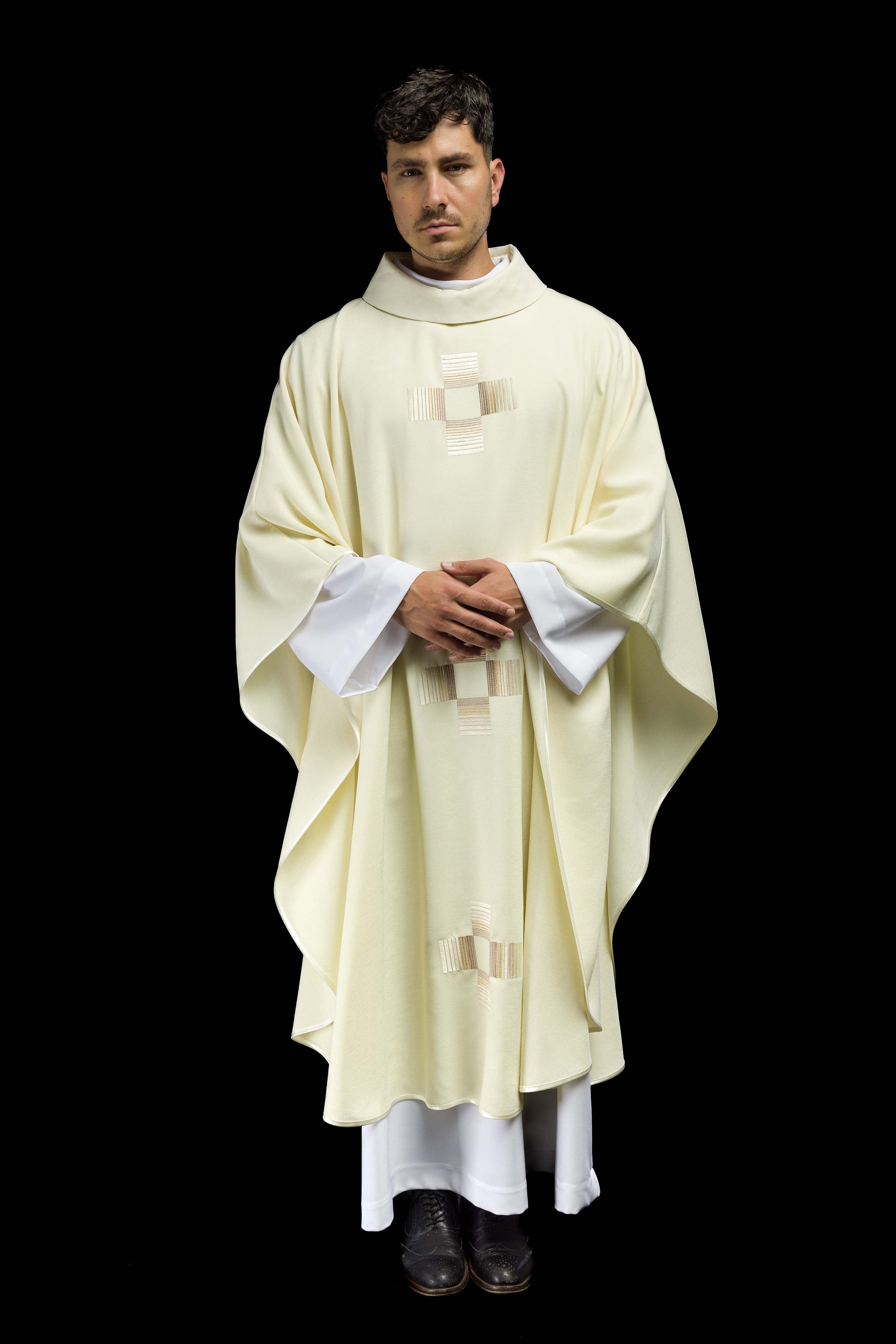 Chasuble avec croix brodées en écru