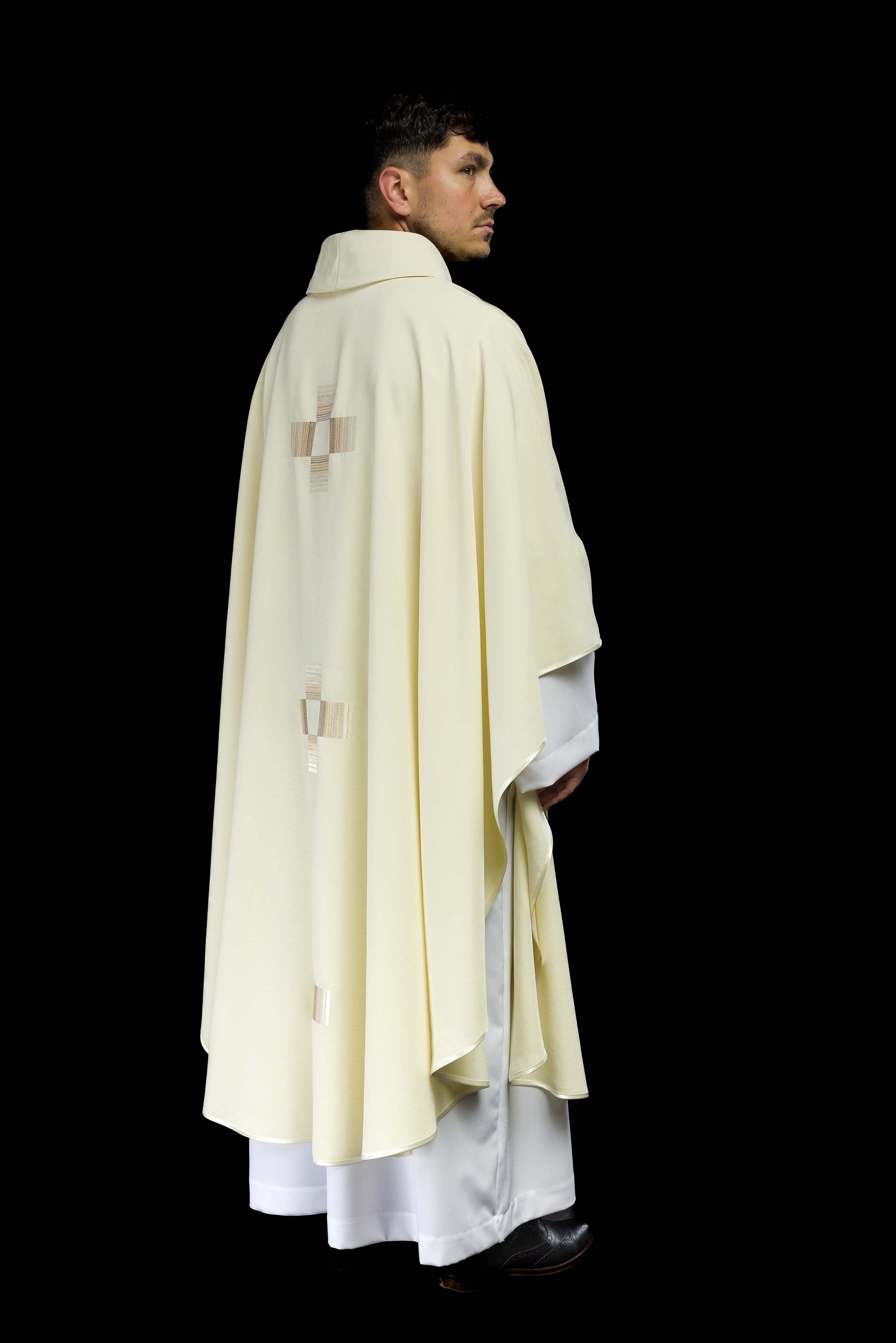 Chasuble avec croix brodées en écru