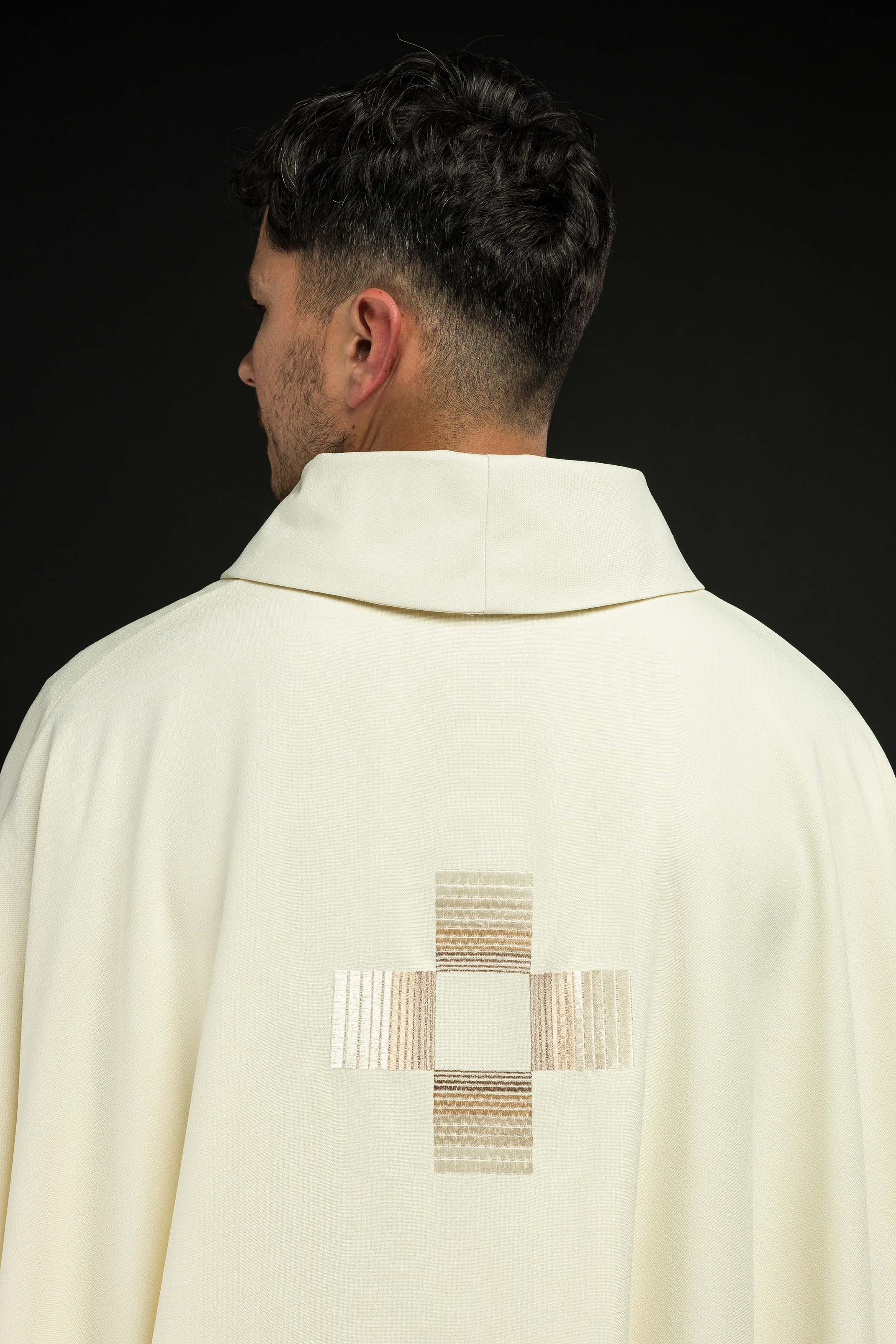 Chasuble avec croix brodées en écru