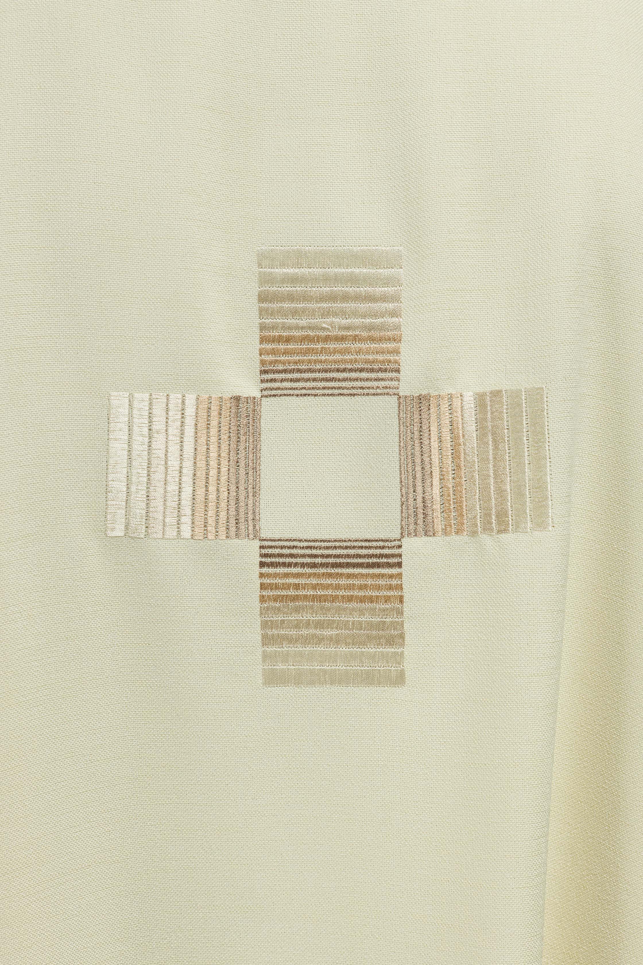Chasuble avec croix brodées en écru