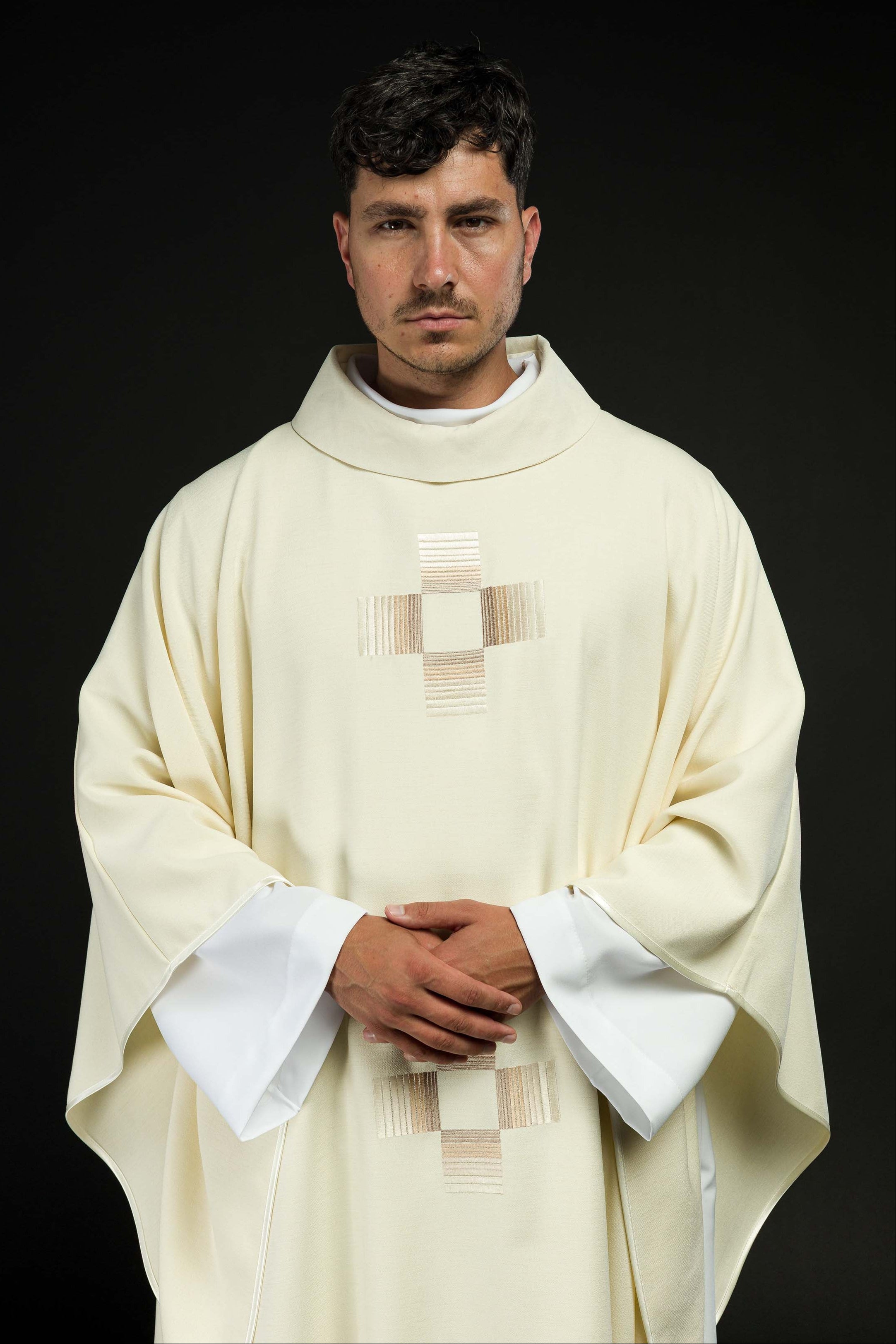 Chasuble avec croix brodées en écru