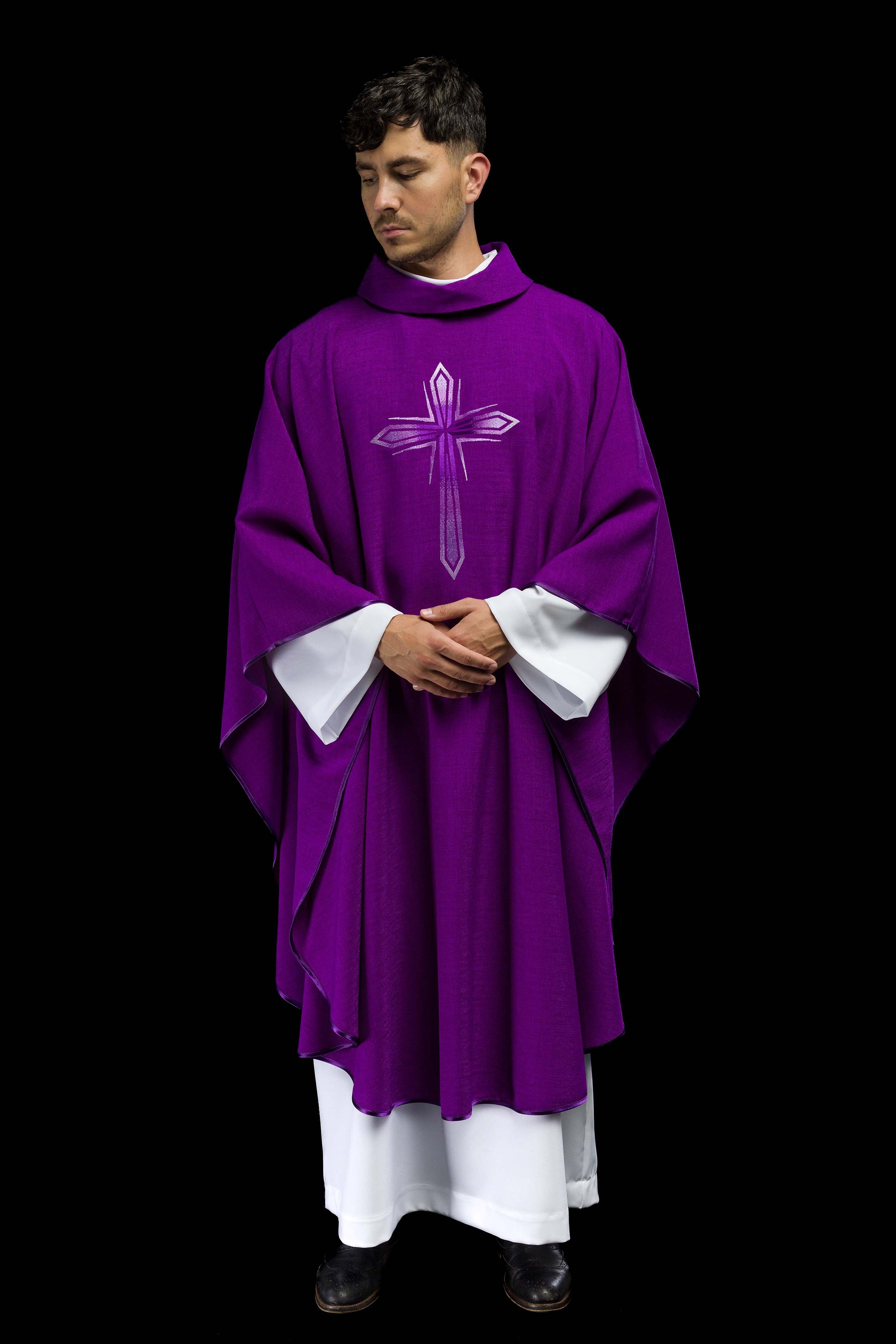 Chasuble avec croix brodée en violet