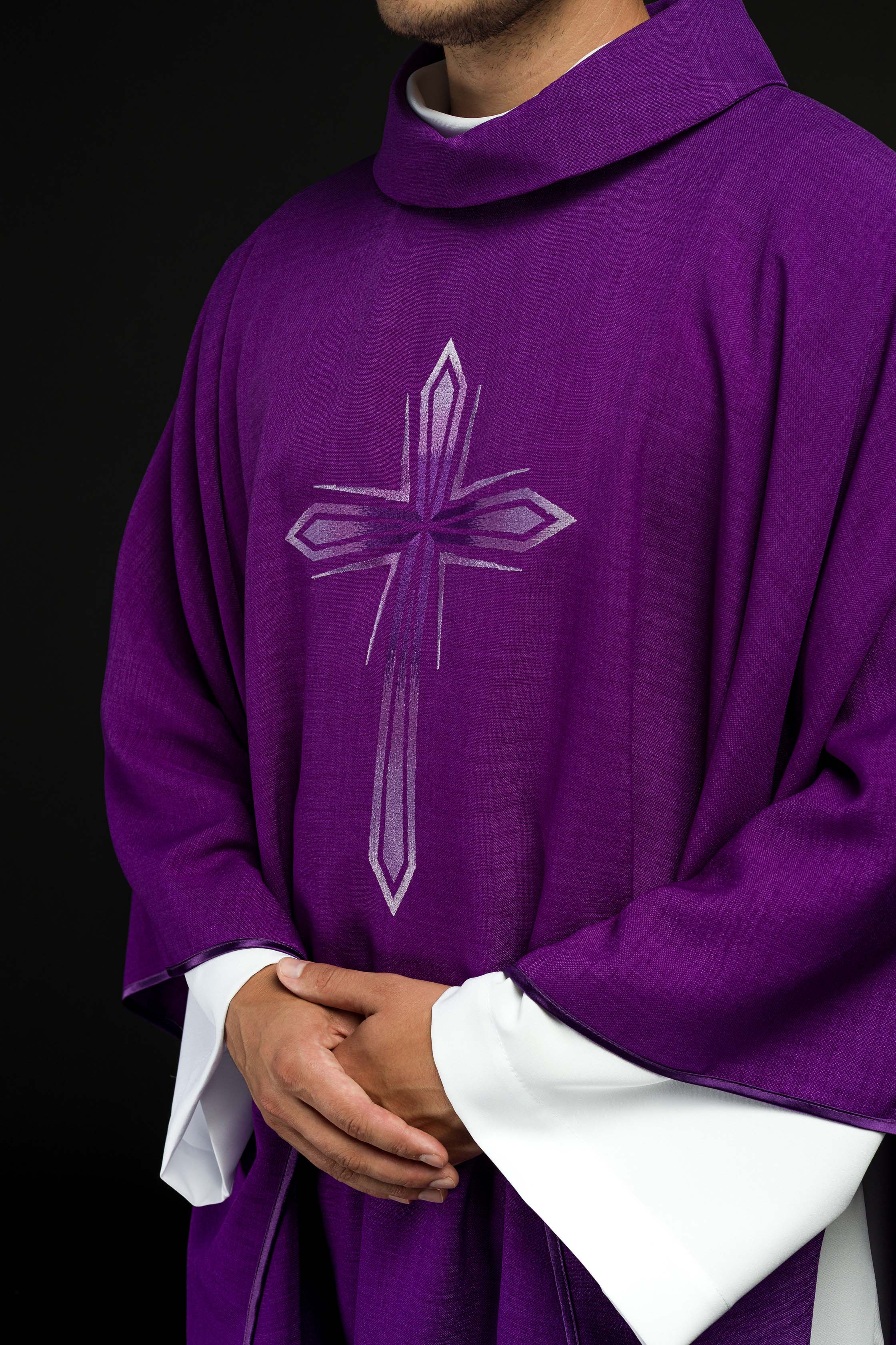Chasuble avec croix brodée en violet