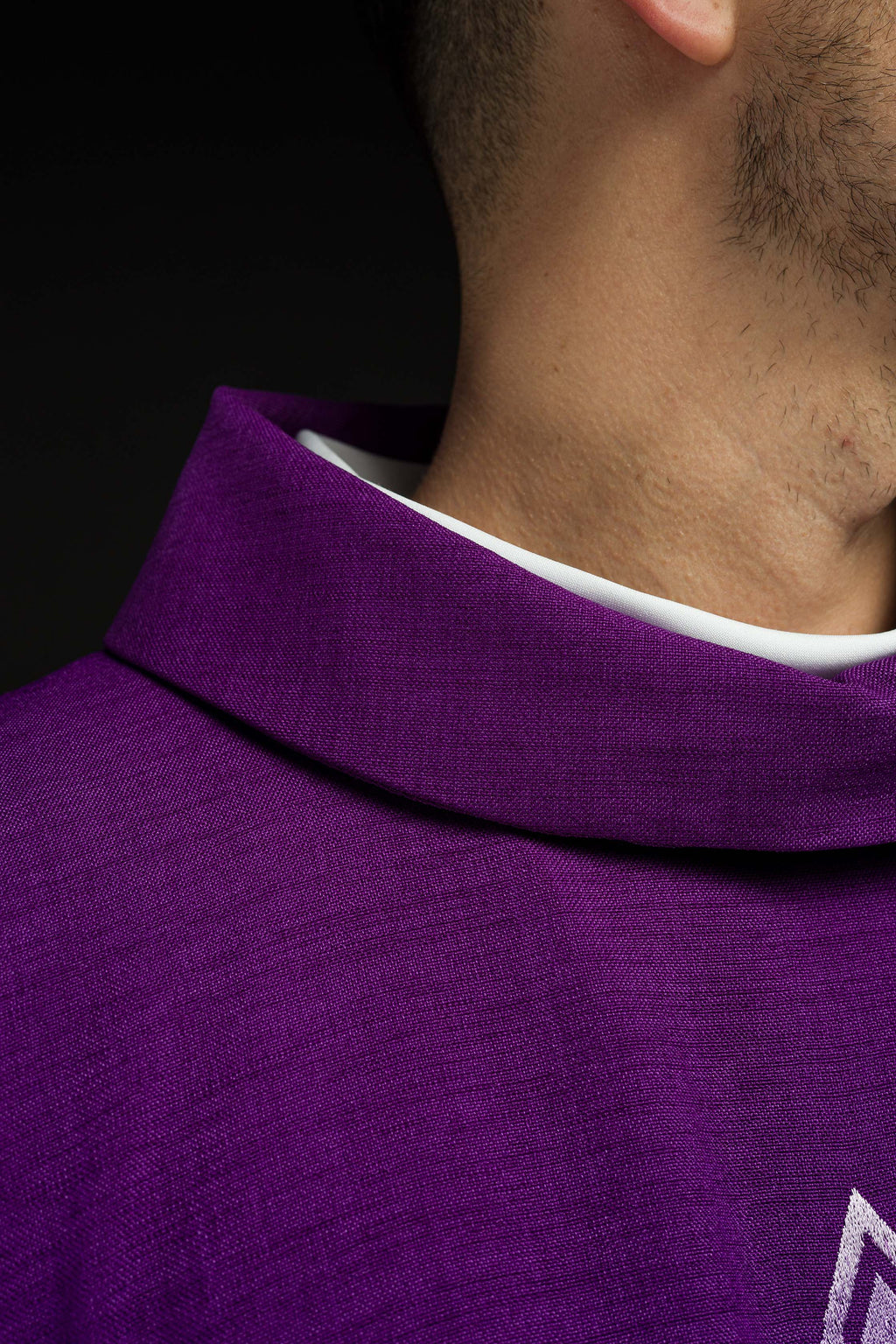 Chasuble avec croix brodée en violet