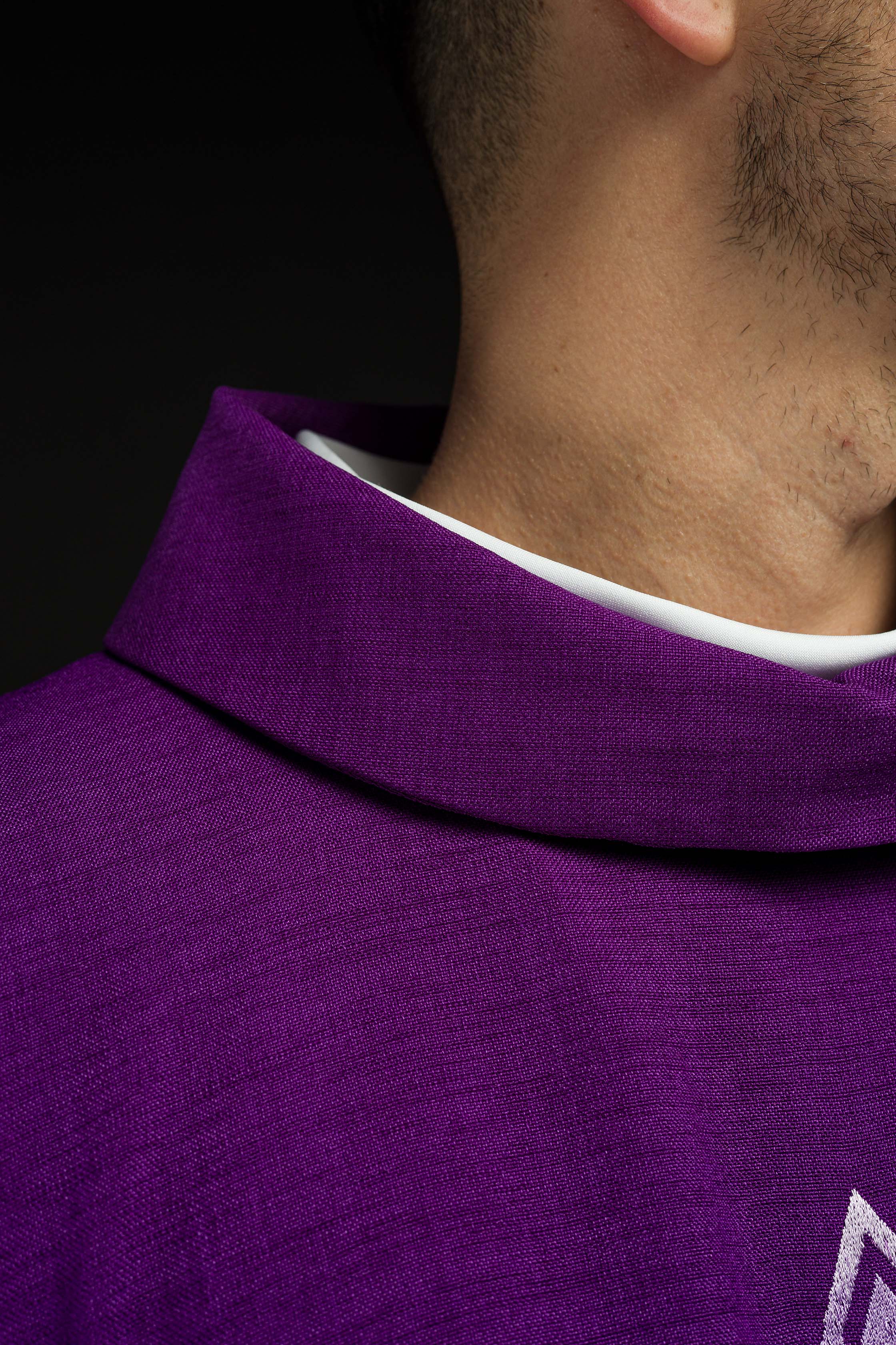 Chasuble avec croix brodée en violet