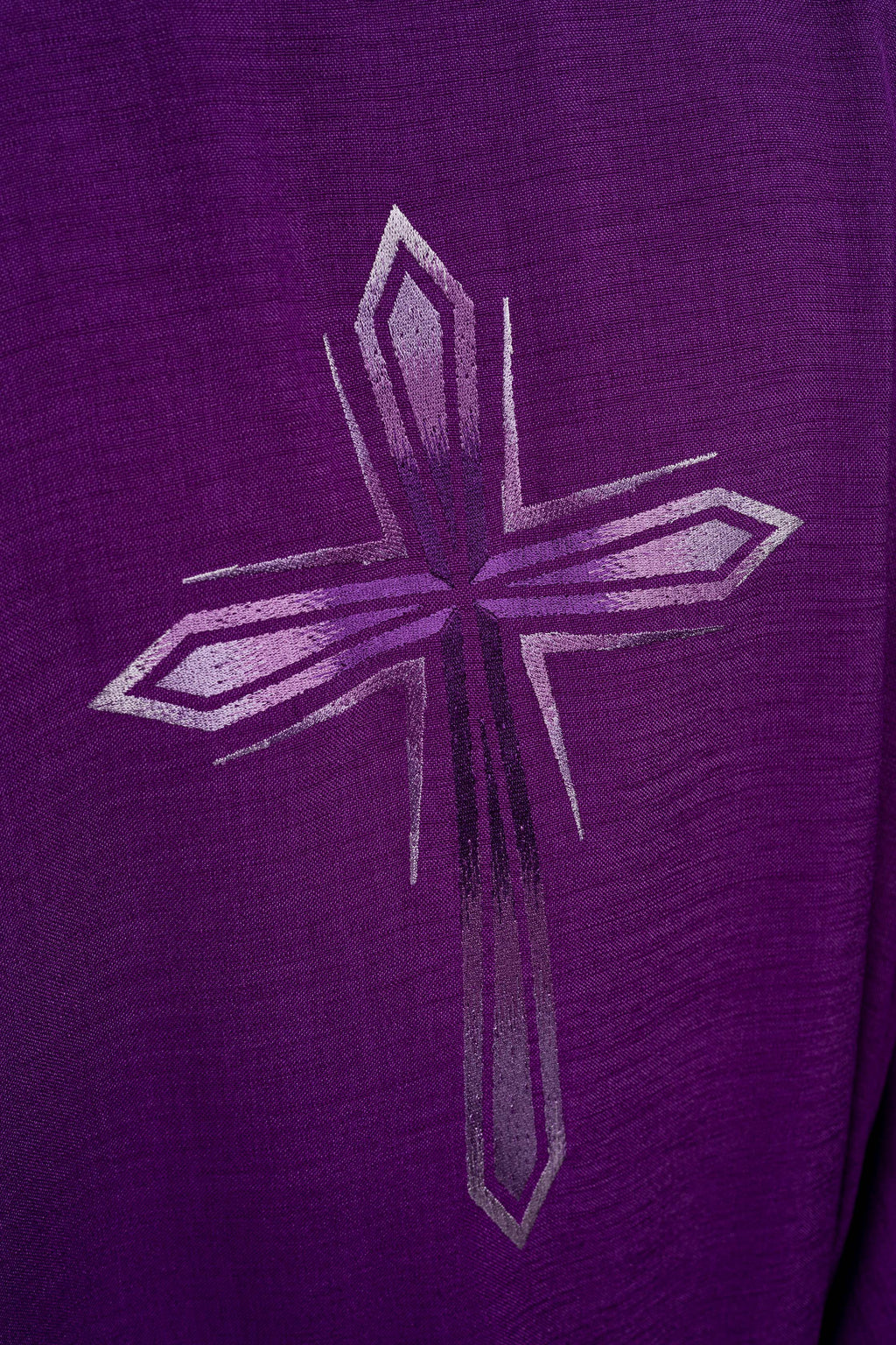 Chasuble avec croix brodée en violet